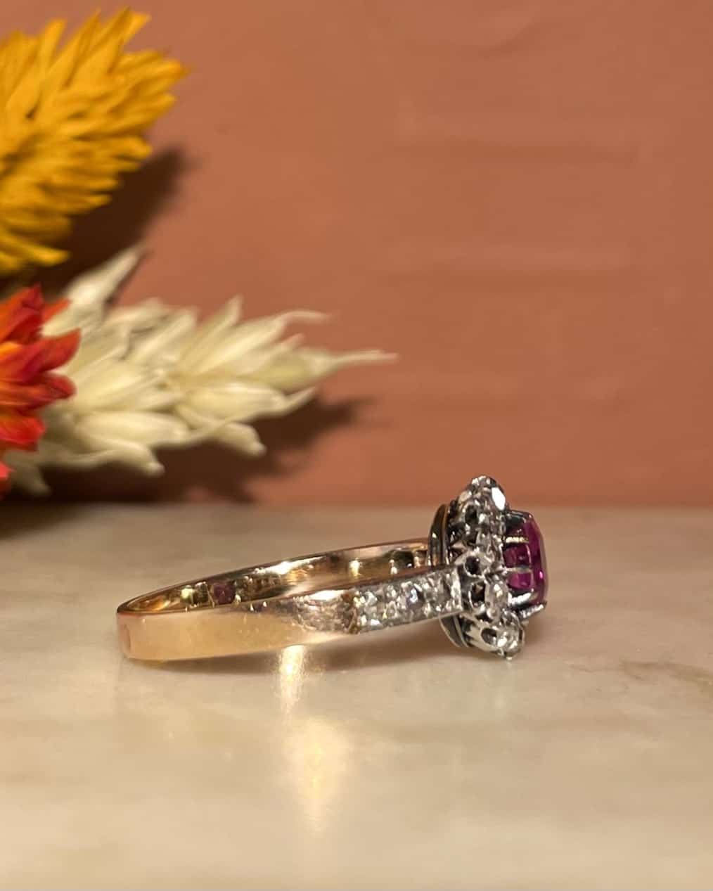Bague Marguerite Saphir Rose &amp; 16 Diamants "Fallon" - Elliade Paris