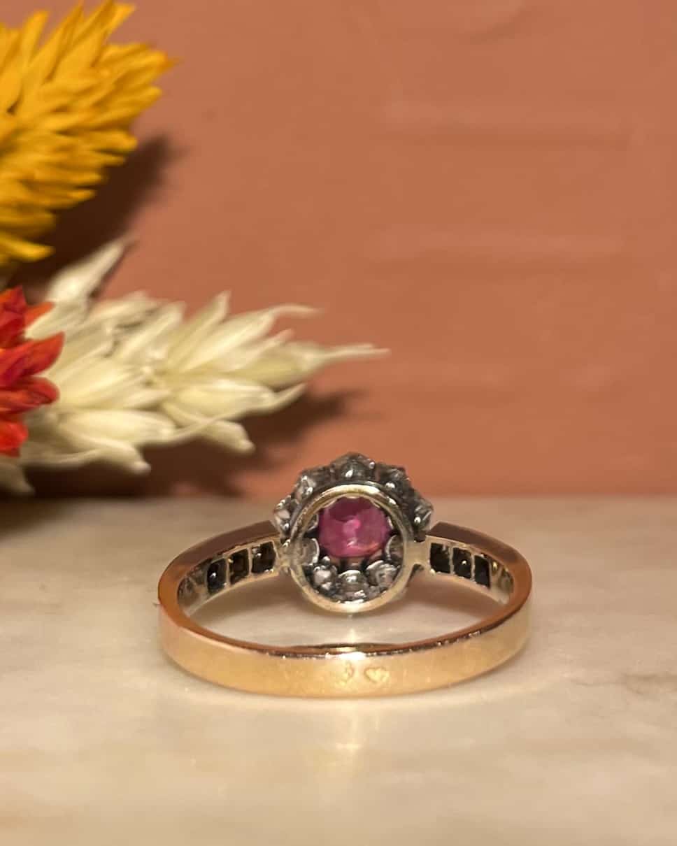 Bague Marguerite Saphir Rose &amp; 16 Diamants "Fallon" - Elliade Paris