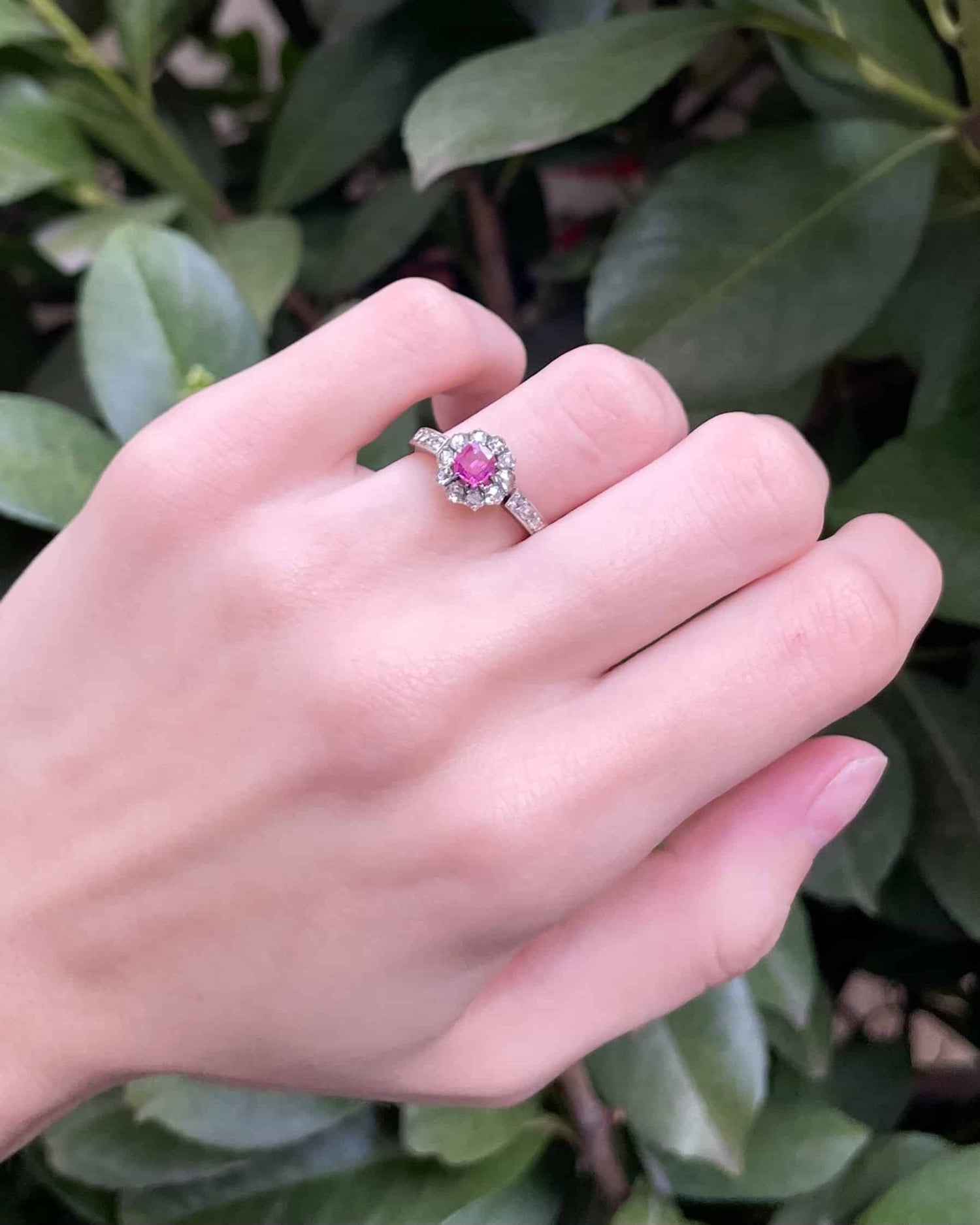 Bague Marguerite Saphir Rose &amp; 16 Diamants &quot;Fallon&quot; - Elliade Paris