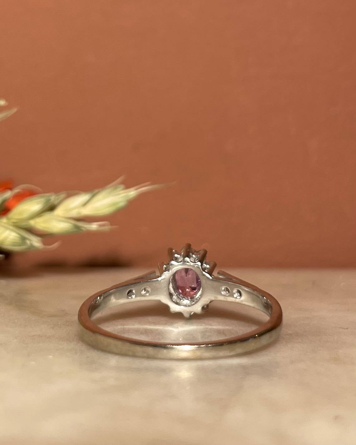 Bague Marguerite Saphir Rose &amp; 18 Diamants "Tymaé" - Elliade Paris