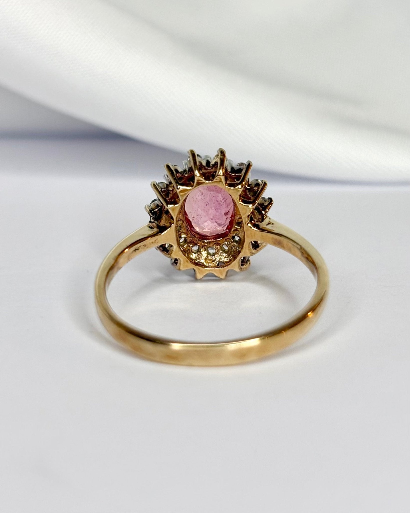Bague Marguerite Saphir Rose Orangé 1.30 carat &amp; Diamants 0.32 carat "Jenna" - Elliade Paris