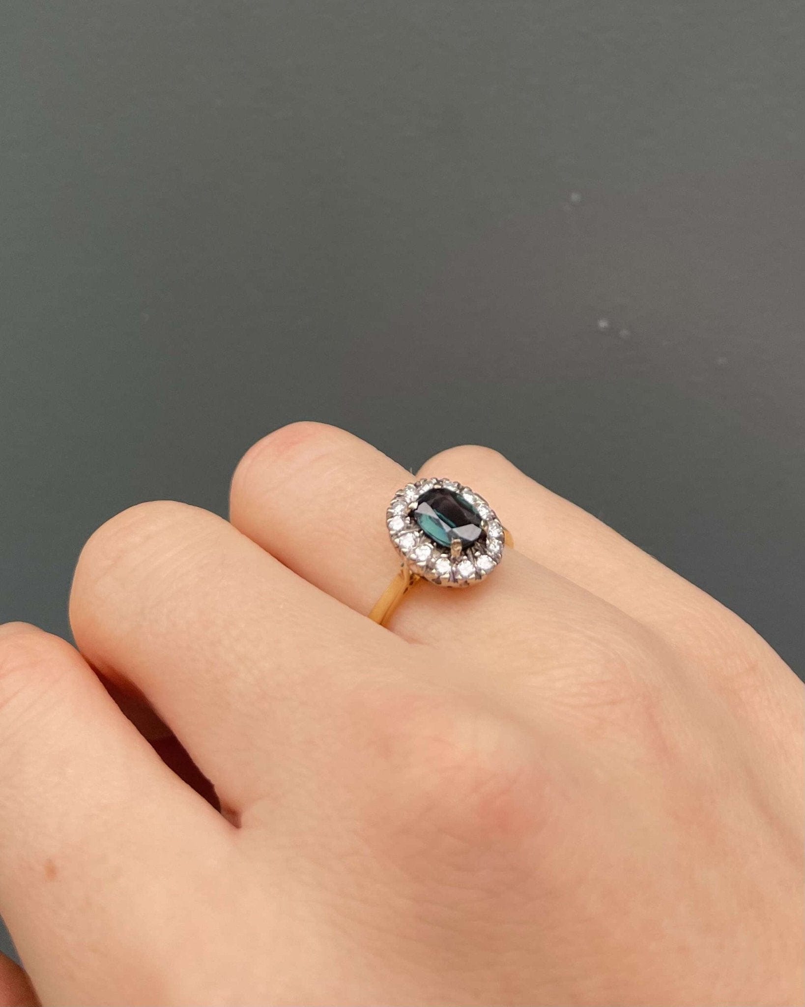 Bague Marguerite Saphir Vert 0.90 carat &amp; Diamants "Ronnie" - Elliade Paris