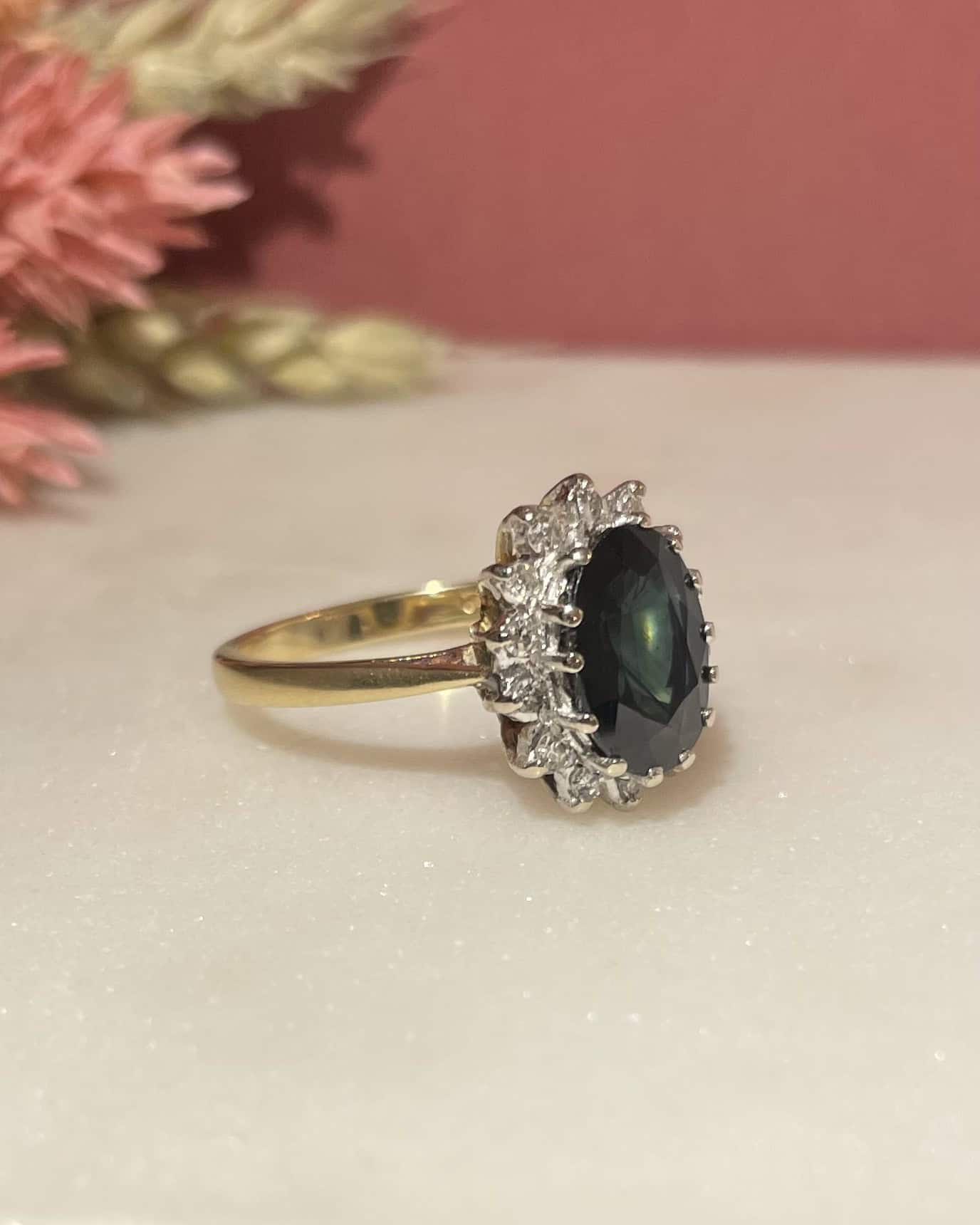 Bague Marguerite Saphir Vert 1.70 carat &amp; Diamants "Helena" - Elliade Paris