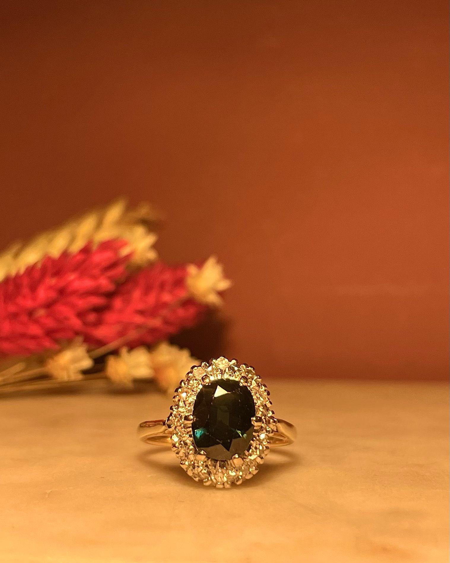 Bague Marguerite Saphir Vert 2 Carats &amp; 12 Diamants "Lauren" - Elliade Paris