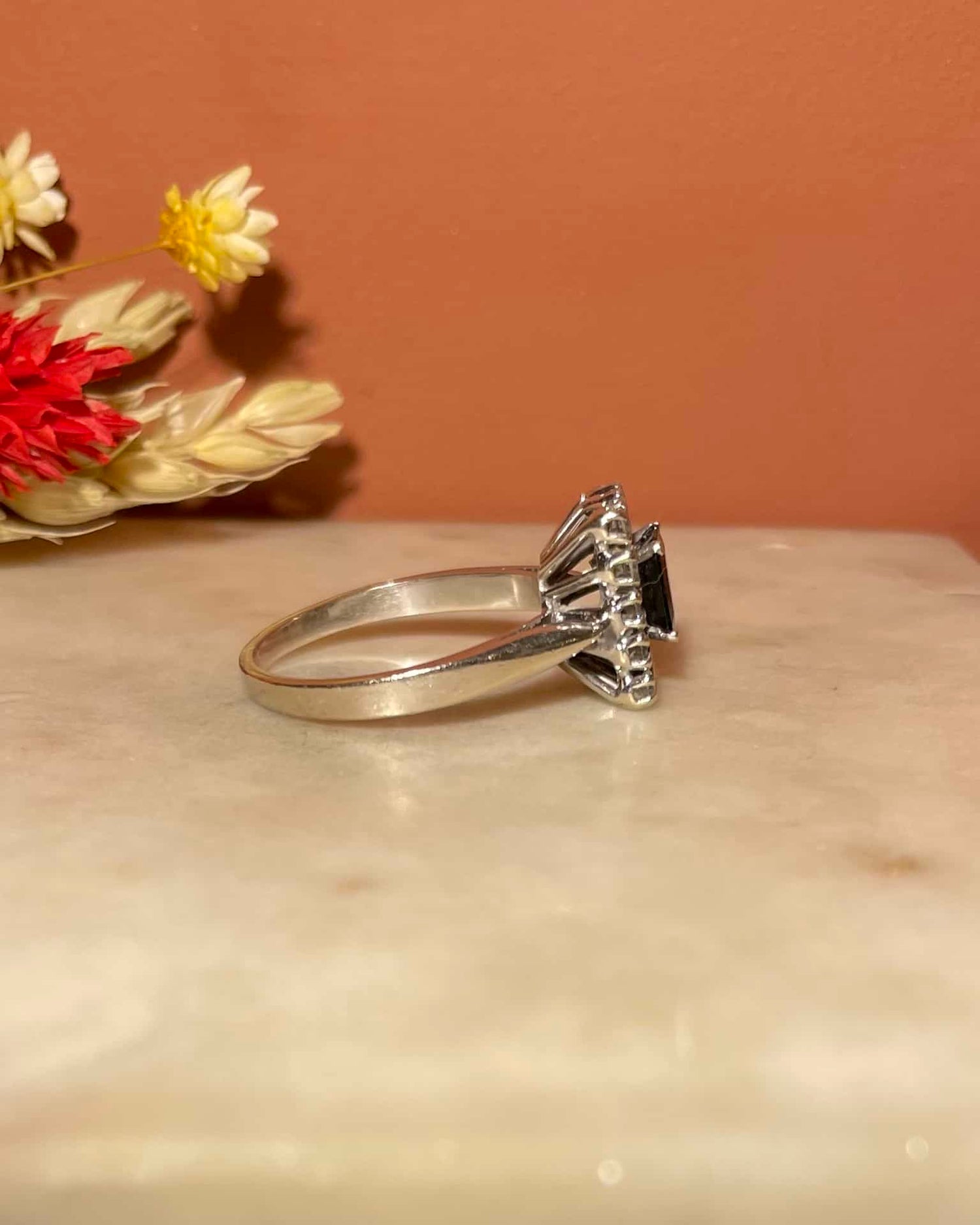 Anillo &quot;Haileenn&quot; con margarita de 1 quilate y 14 diamantes