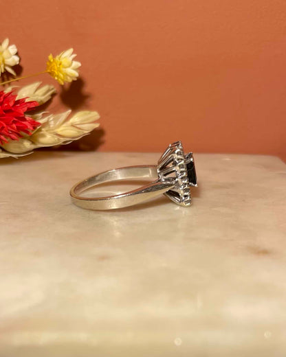 Anillo &quot;Haileenn&quot; con margarita de 1 quilate y 14 diamantes