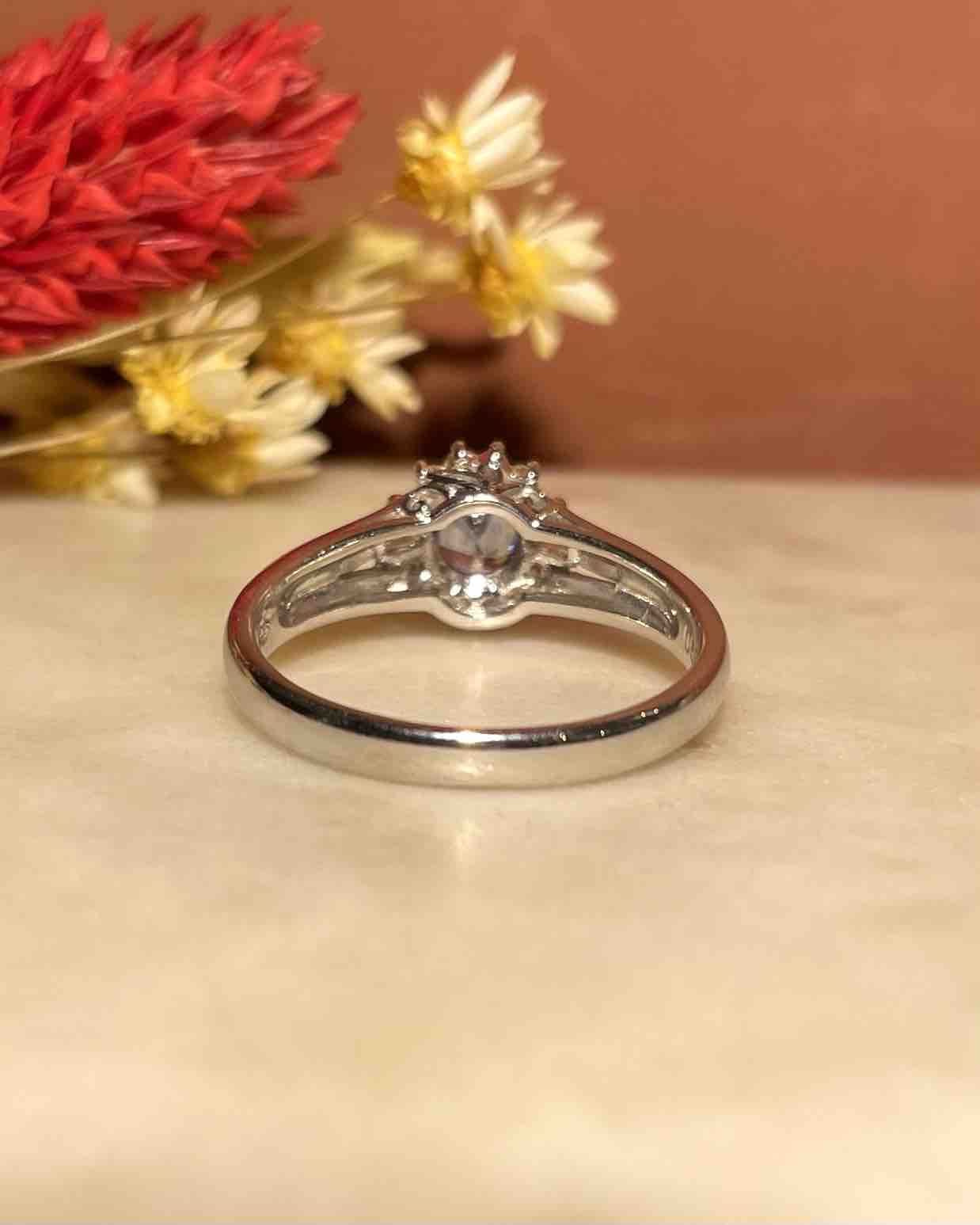 Bague Marguerite Saphir Vivid Bleu &amp; Diamants "Stacy" - Elliade Paris