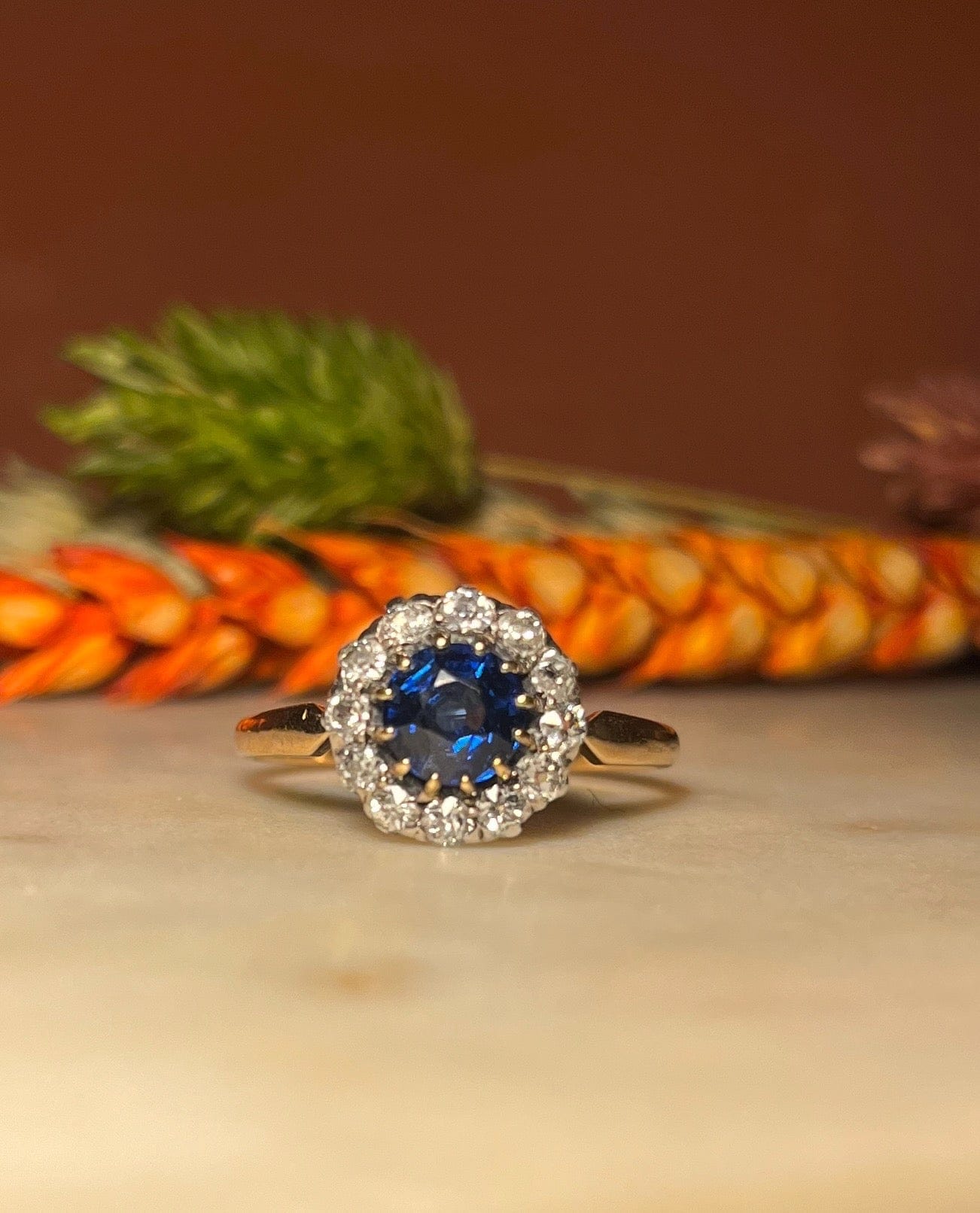 Bague Marguerite Saphir Vivid Blue &amp; Diamants "Amal" - Elliade Paris