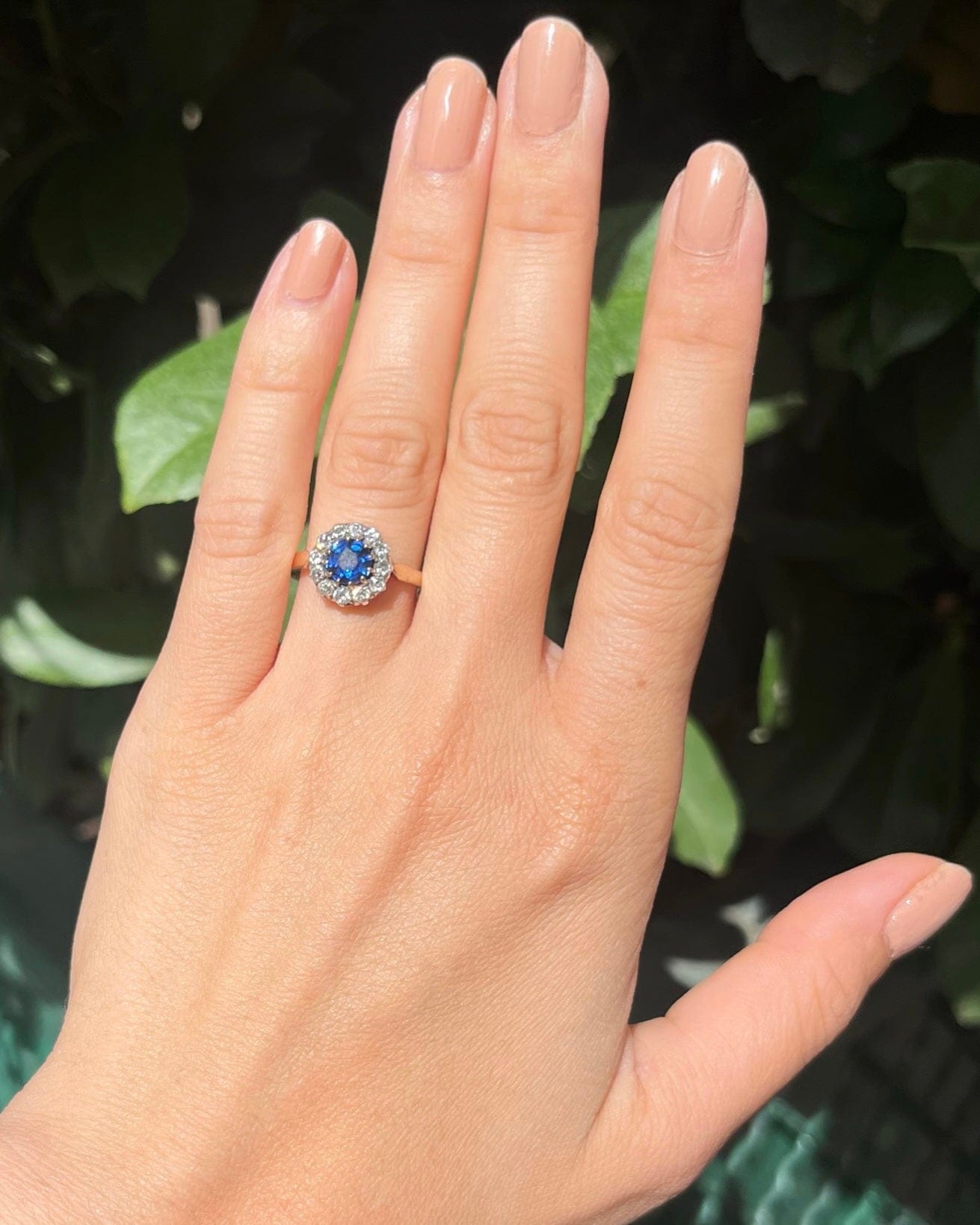 Bague Marguerite Saphir Vivid Blue &amp; Diamants "Amal" - Elliade Paris