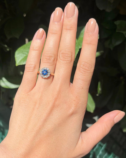 Bague Marguerite Saphir Vivid Blue &amp; Diamants &quot;Amal&quot; - Elliade Paris