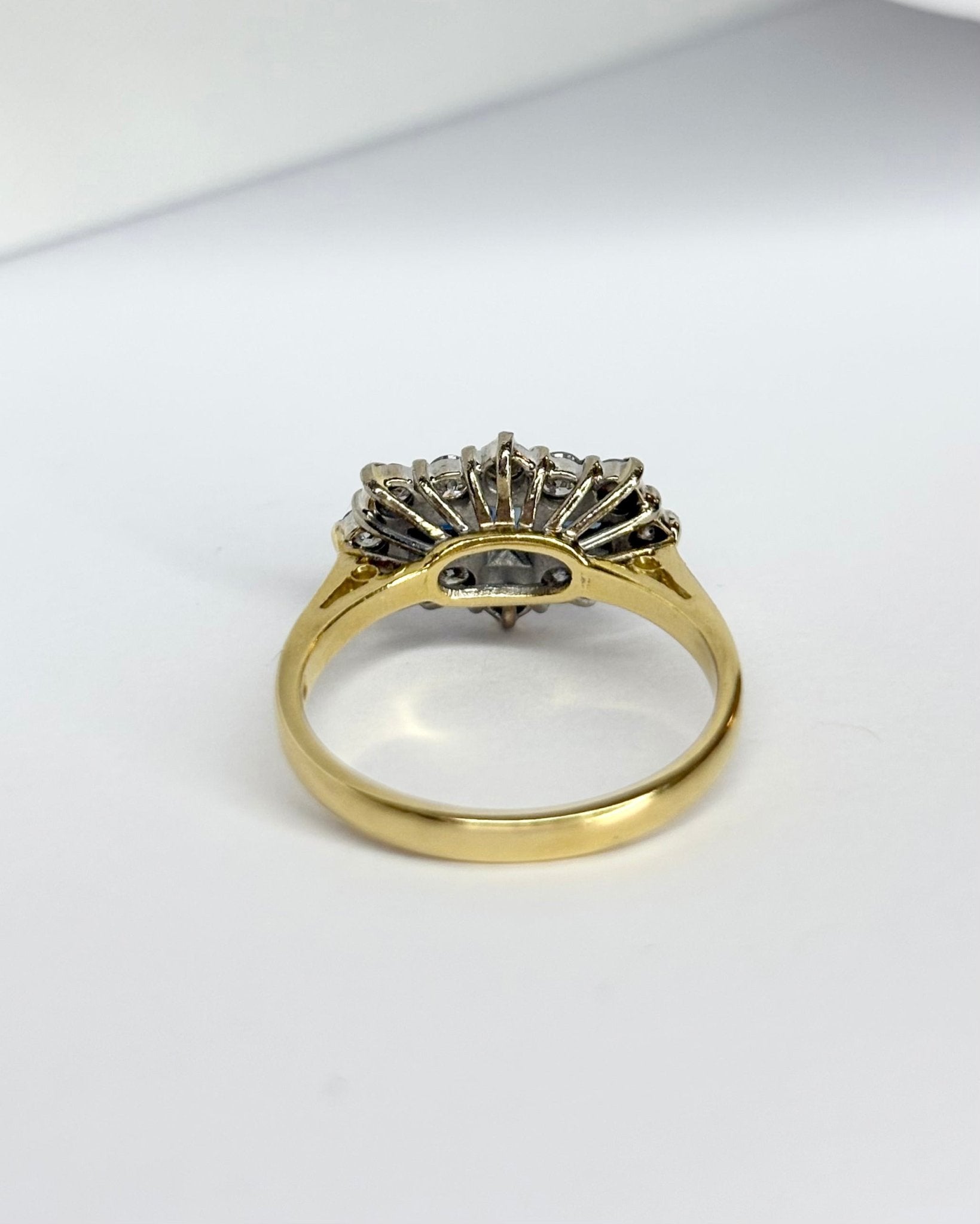 Bague Marguerite Saphirs 0.40 carat &amp; Diamants 0.56 carat "Nina" - Elliade Paris