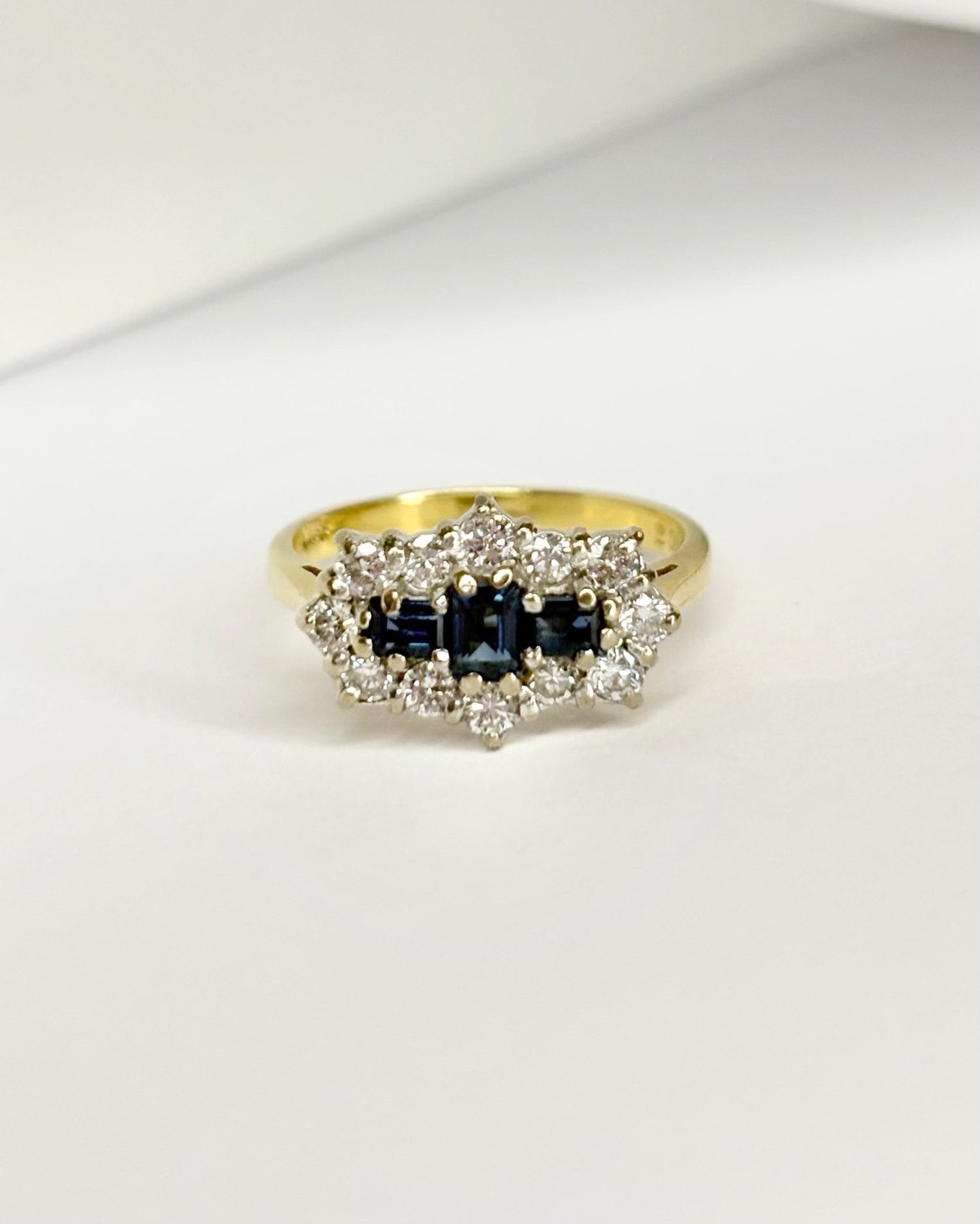 Bague Marguerite Saphirs 0.40 carat &amp; Diamants 0.56 carat &quot;Nina&quot; - Elliade Paris