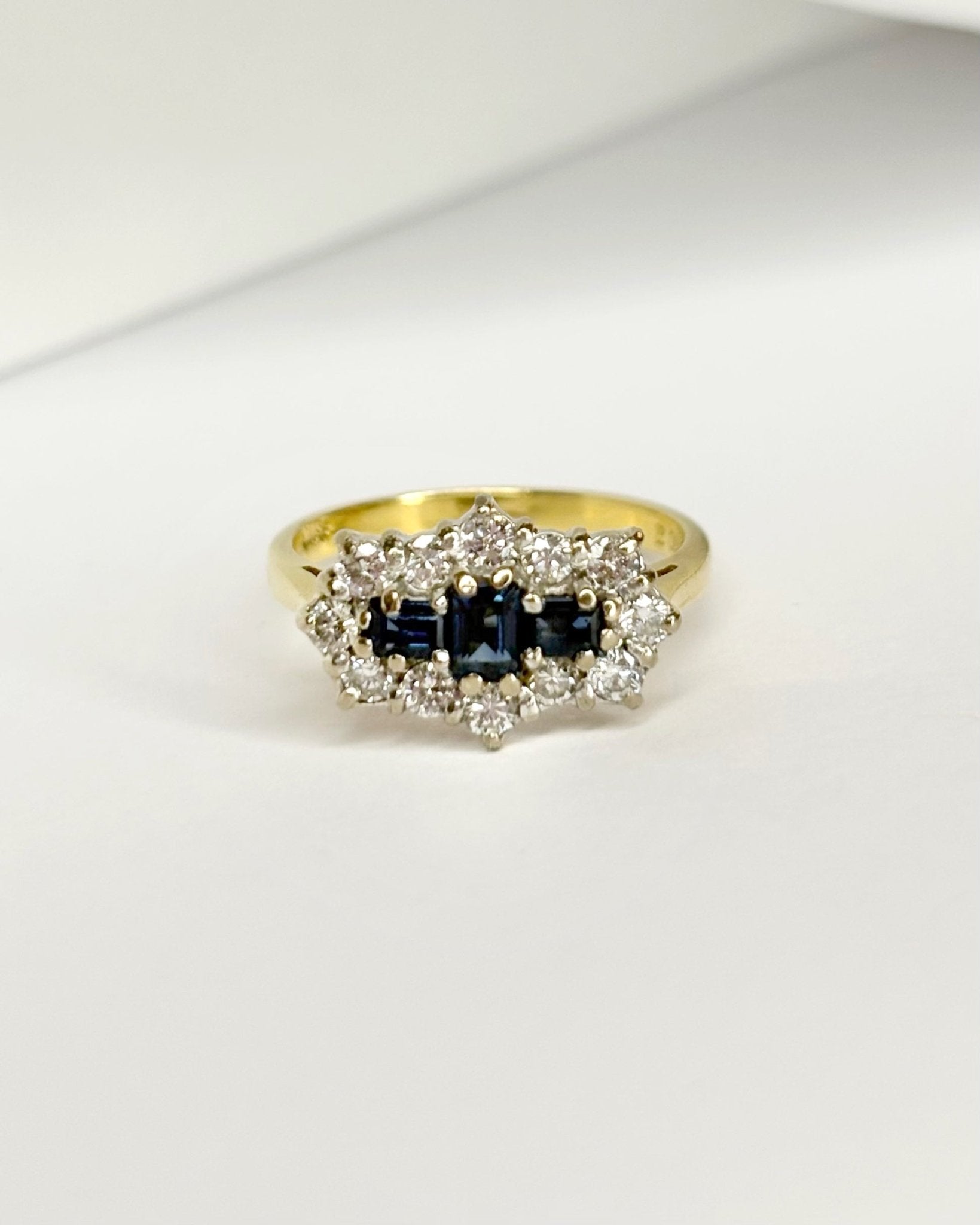 Bague Marguerite Saphirs 0.40 carat &amp; Diamants 0.56 carat "Nina" - Elliade Paris