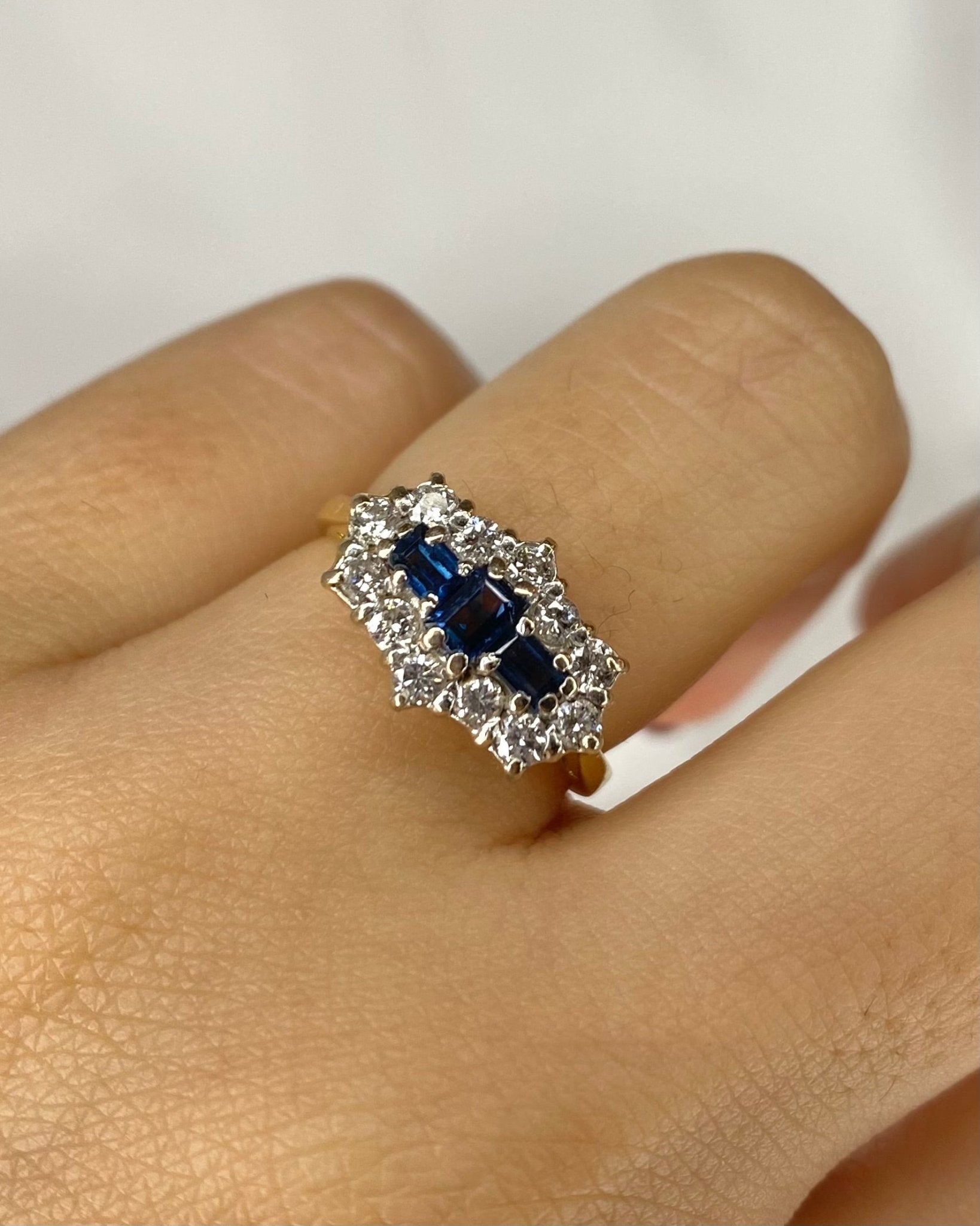 Bague Marguerite Saphirs 0.40 carat &amp; Diamants 0.56 carat "Nina" - Elliade Paris
