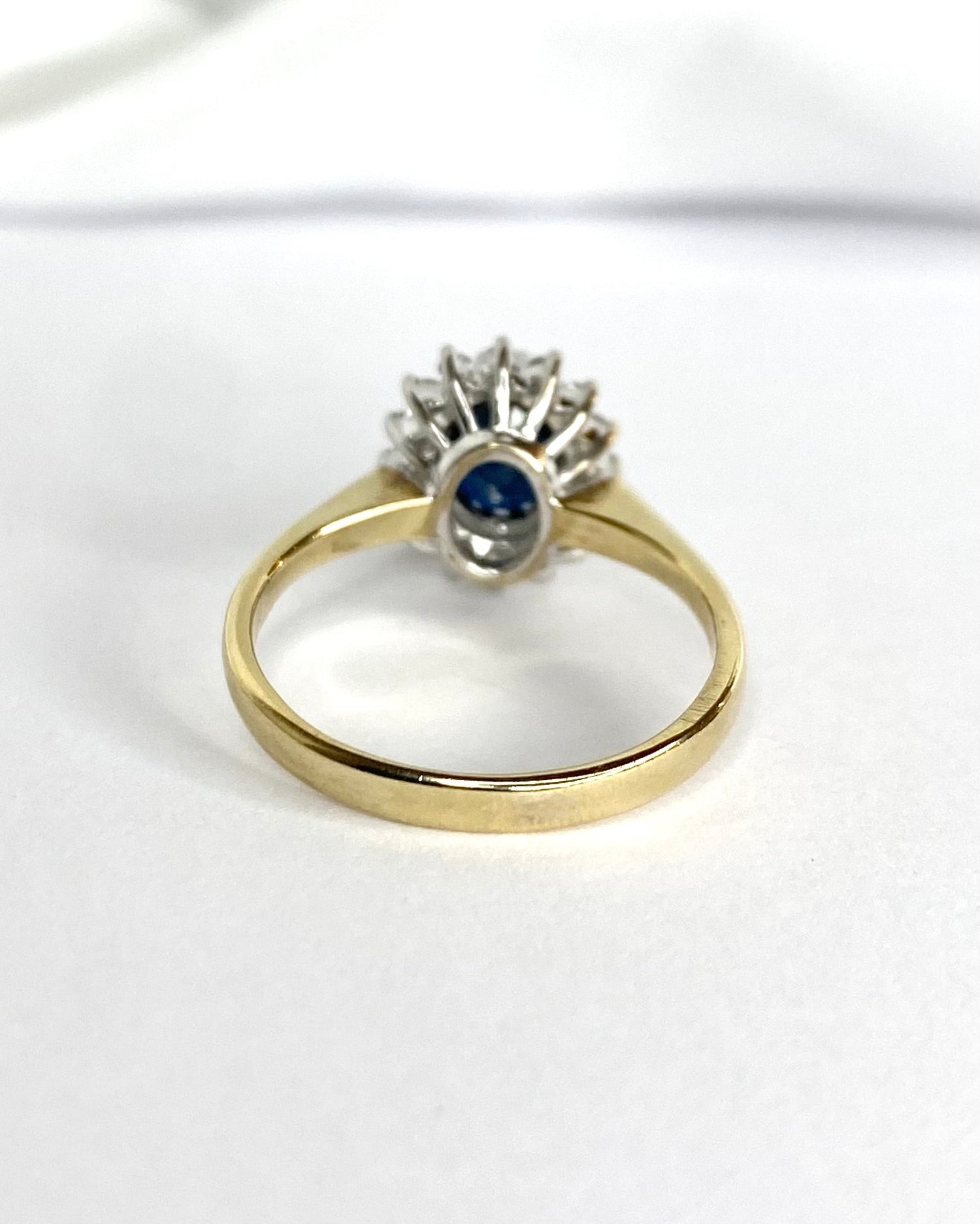 Bague Marguerite Saphirs 0.68 carat &amp; 10 Diamants "Garance" - Elliade Paris