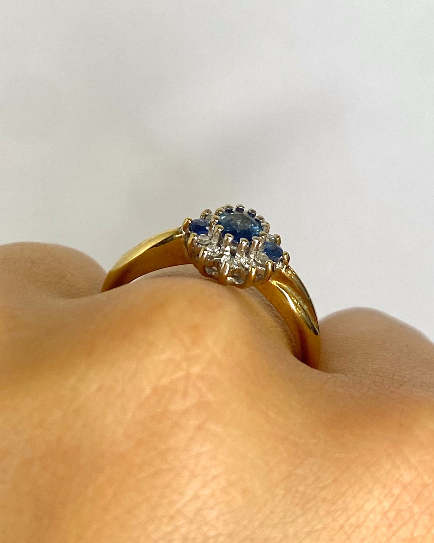 Bague Marguerite Saphirs 0.68 carat &amp; 10 Diamants "Garance" - Elliade Paris