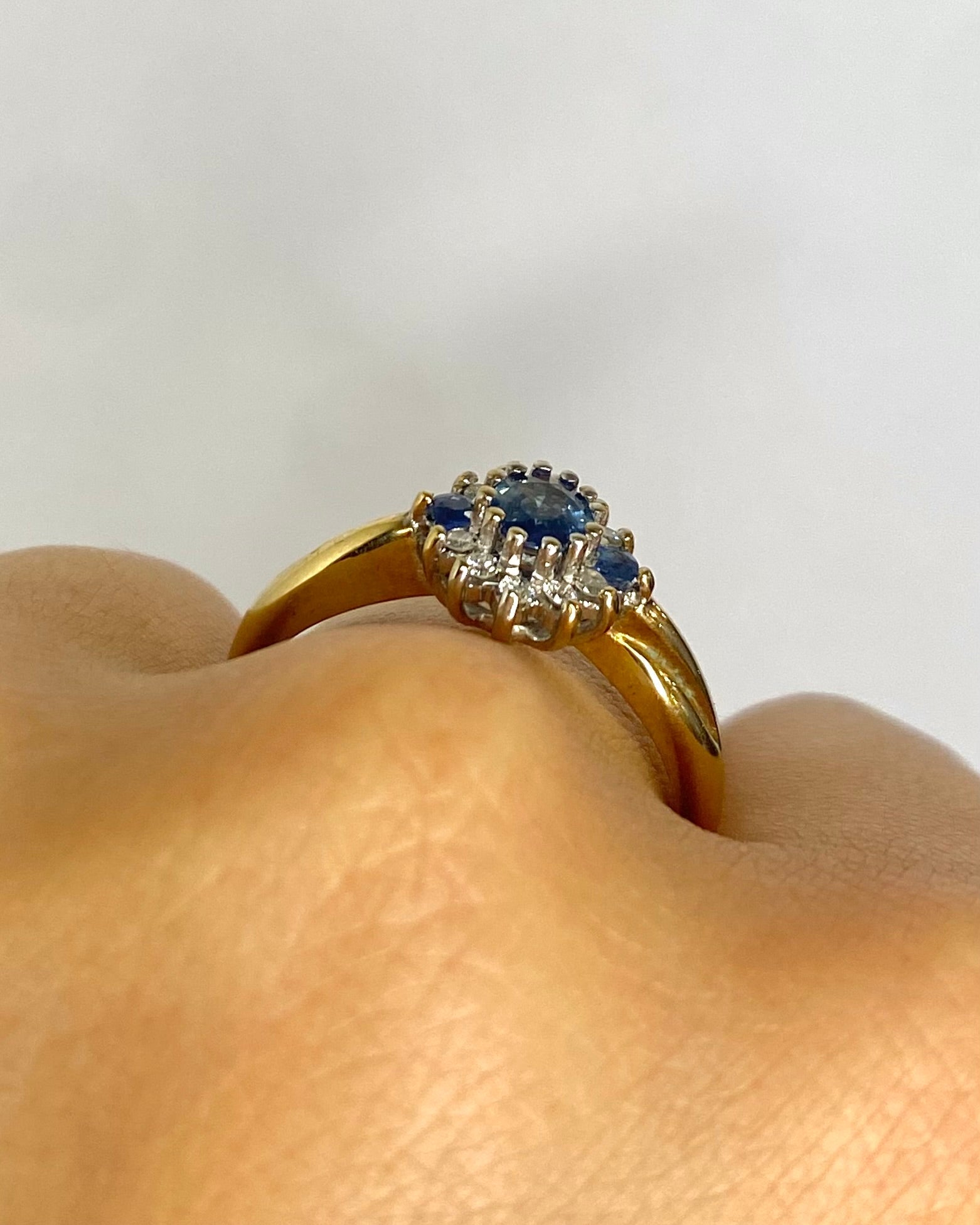 Bague Marguerite Saphirs 0.68 carat &amp; 10 Diamants "Garance" - Elliade Paris