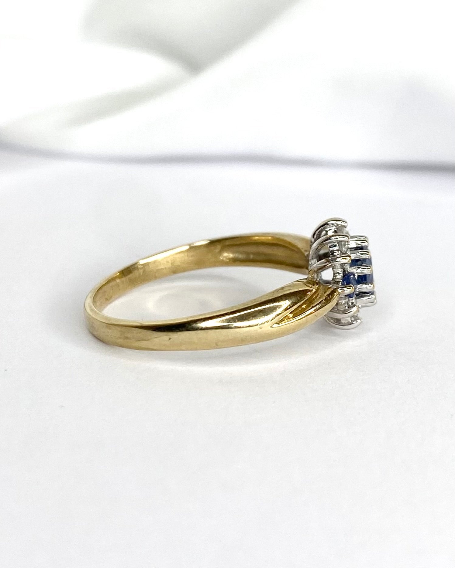 Bague Marguerite Saphirs 0.68 carat &amp; 10 Diamants "Garance" - Elliade Paris