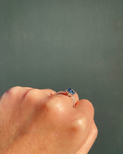 Bague Marguerite Saphirs 0.70 carat &amp; Diamants &quot;Kaya&quot; - Elliade Paris