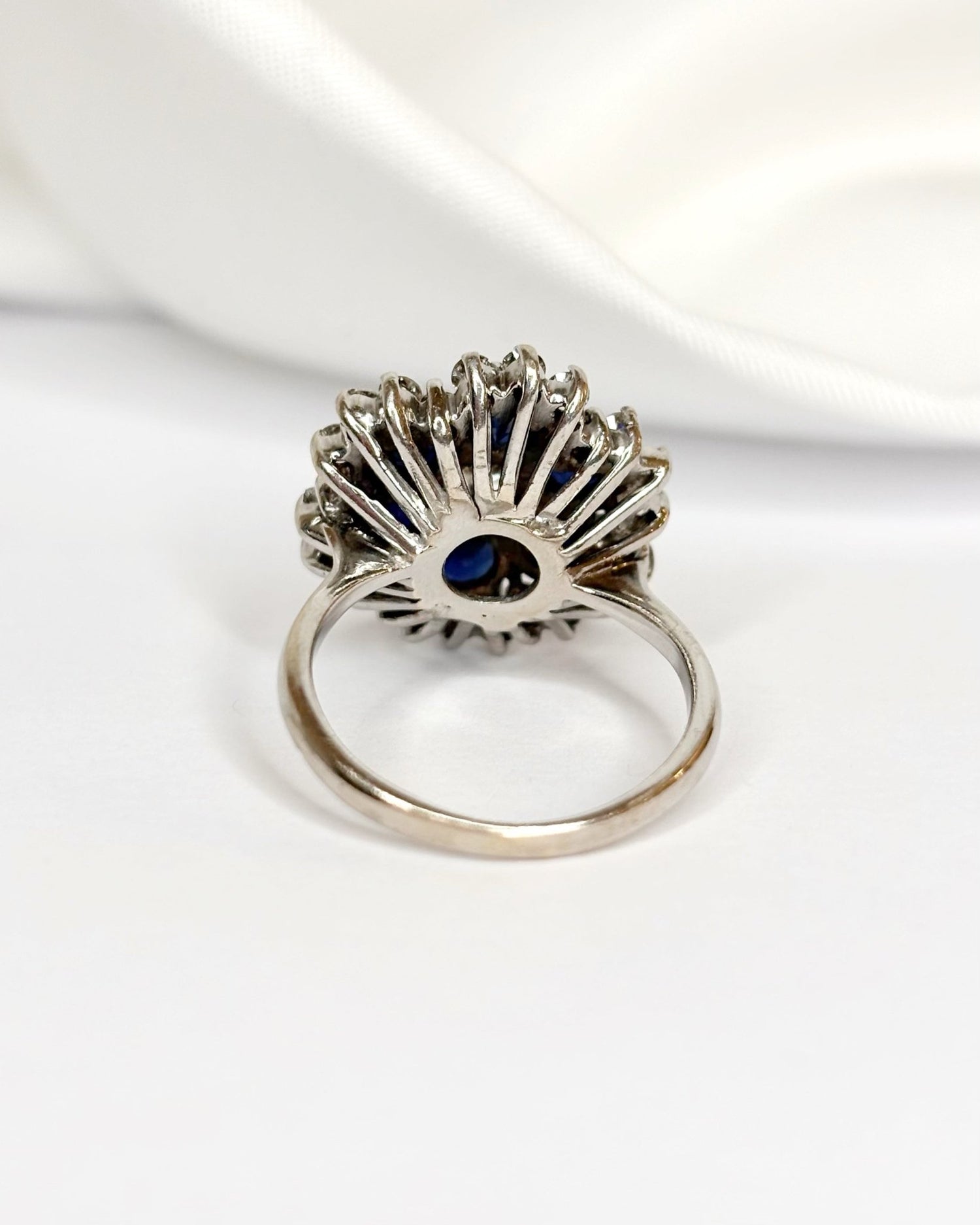 Bague Marguerite Saphirs 1 carat, Diamants 0.68 carats &amp; Or 6.59g "Loeva" - Elliade Paris