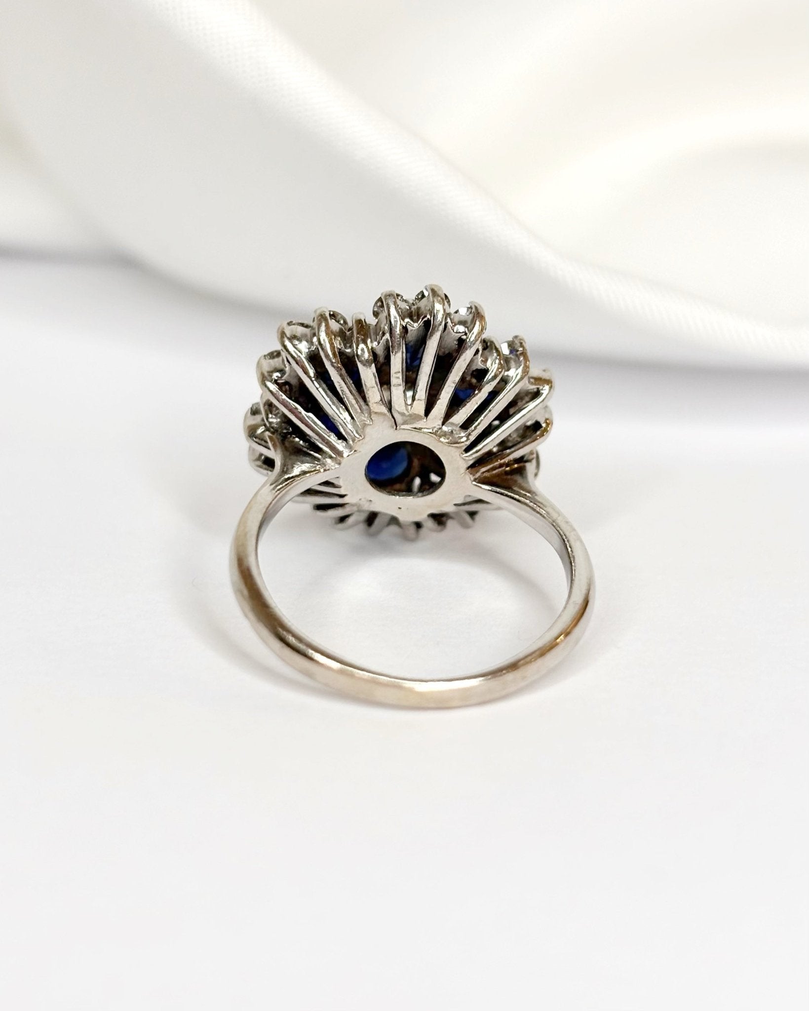 Bague Marguerite Saphirs 1 carat, Diamants 0.68 carats &amp; Or 6.59g "Loeva" - Elliade Paris