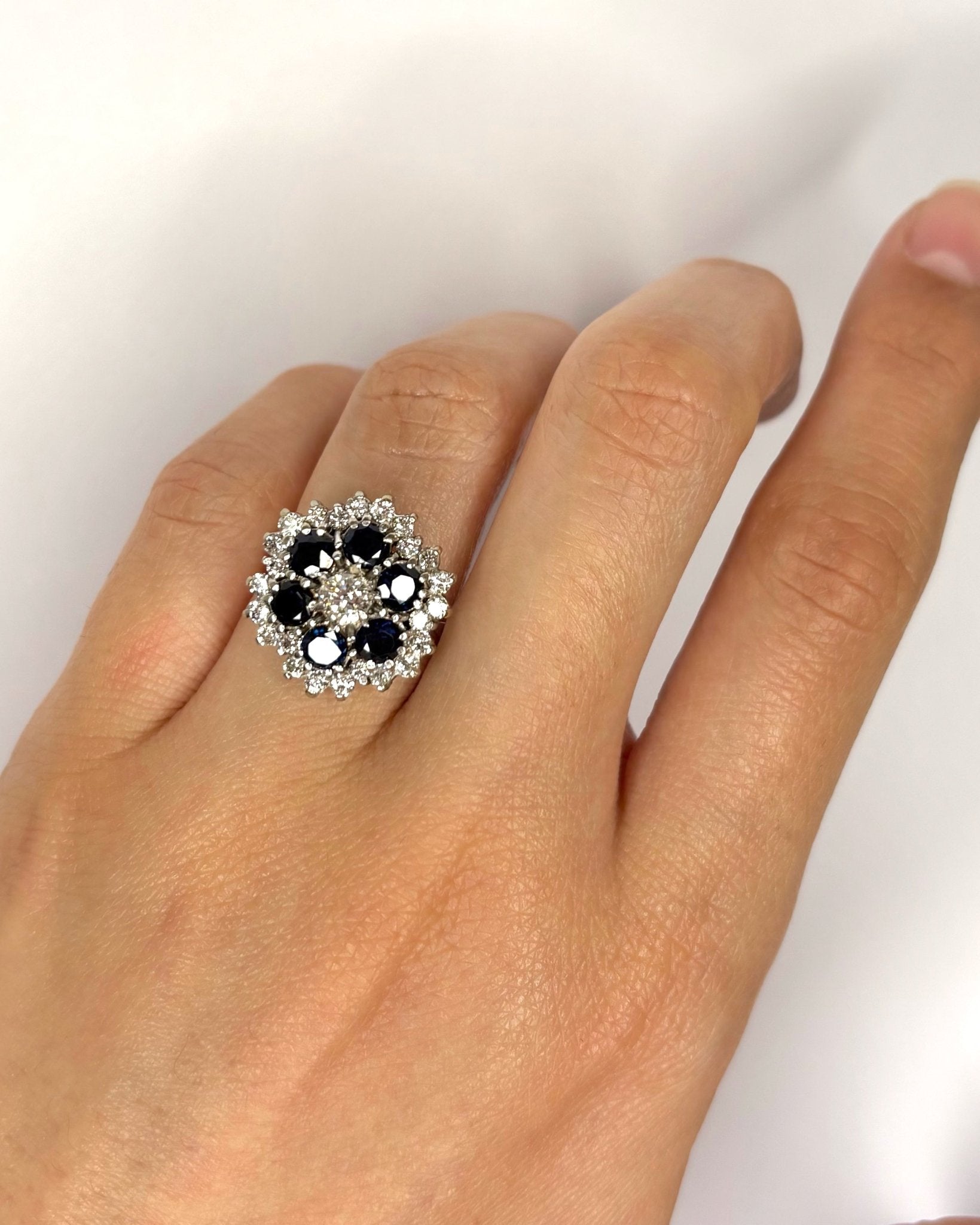 Bague Marguerite Saphirs 1 carat, Diamants 0.68 carats &amp; Or 6.59g "Loeva" - Elliade Paris