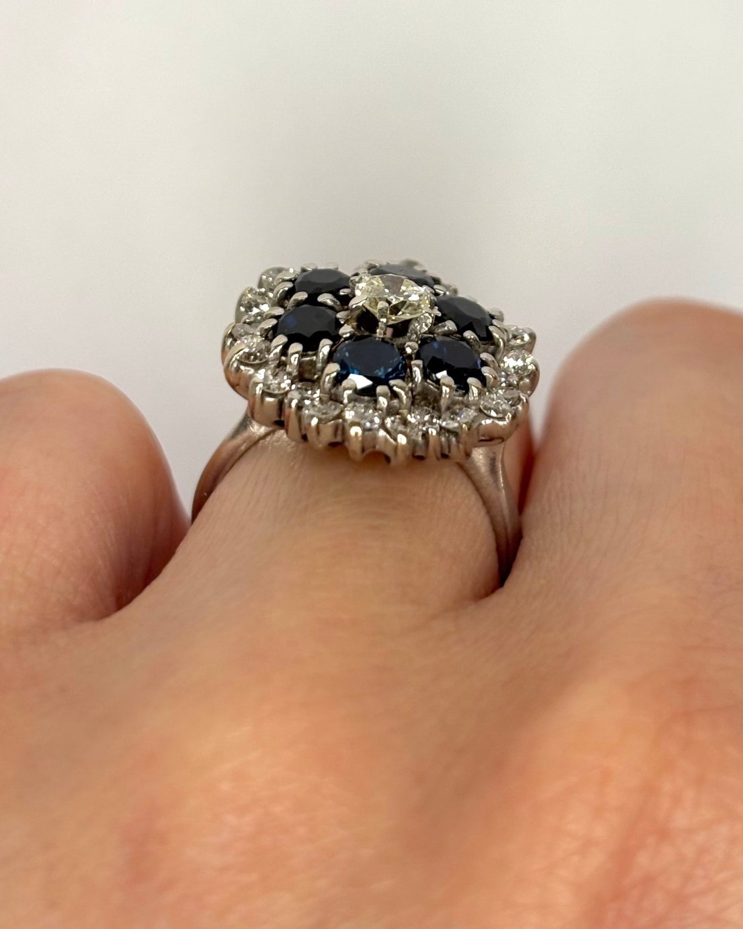 Bague Marguerite Saphirs 1 carat, Diamants 0.68 carats &amp; Or 6.59g "Loeva" - Elliade Paris