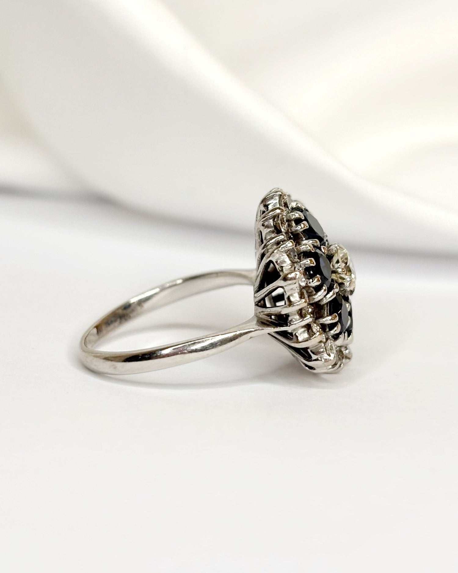 Bague Marguerite Saphirs 1 carat, Diamants 0.68 carats &amp; Or 6.59g "Loeva" - Elliade Paris