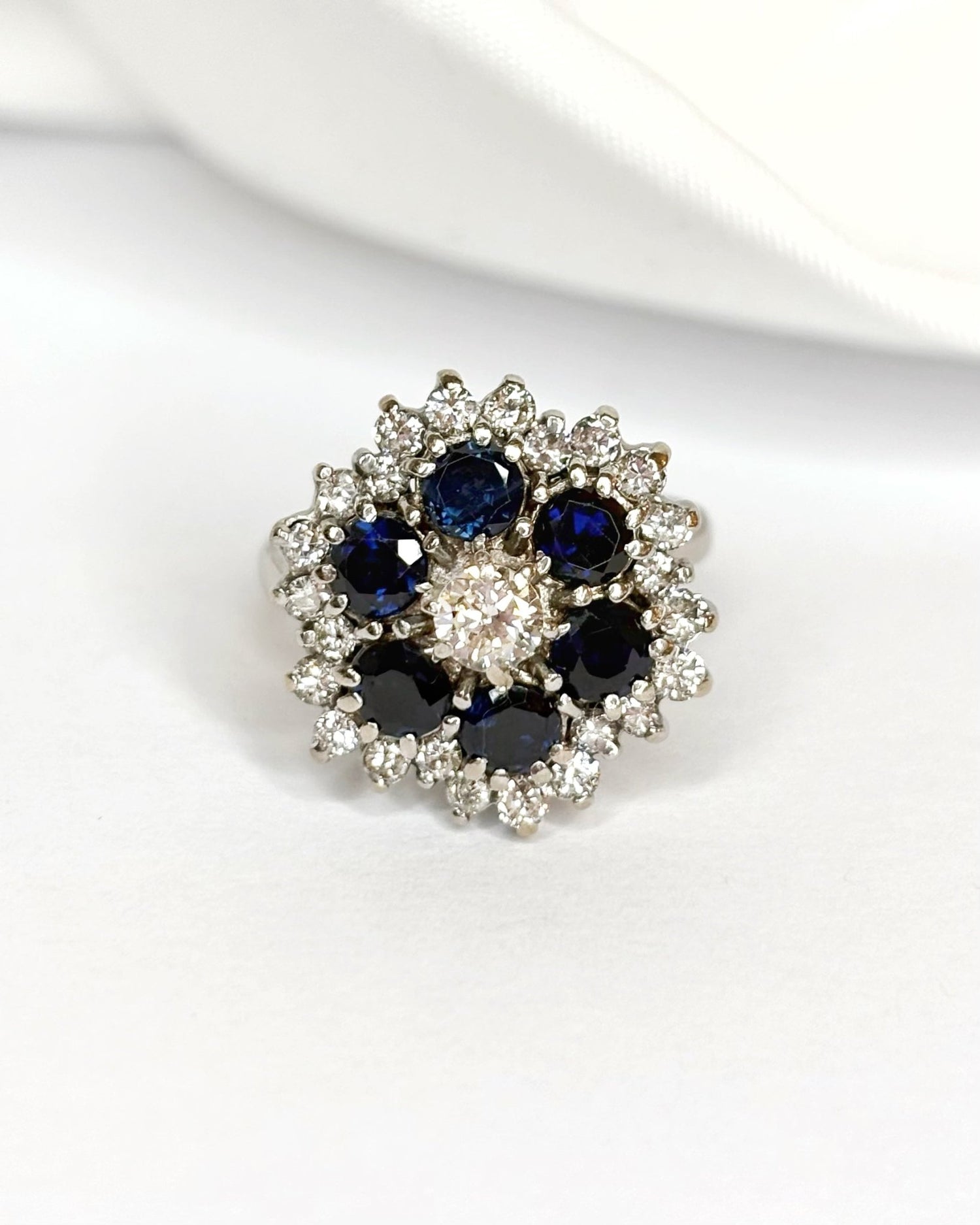 Bague Marguerite Saphirs 1 carat, Diamants 0.68 carats &amp; Or 6.59g "Loeva" - Elliade Paris