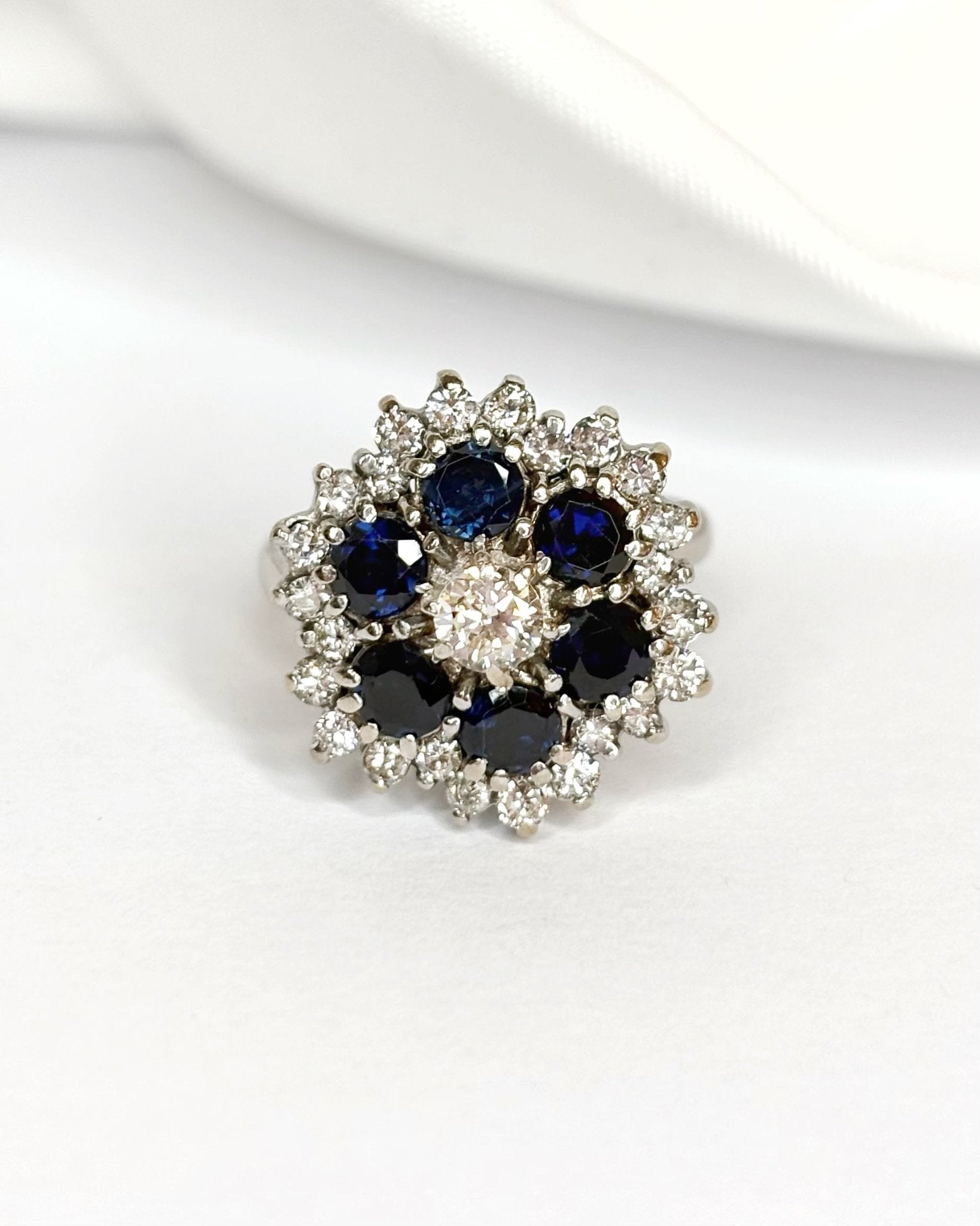 Bague Marguerite Saphirs 1 carat, Diamants 0.68 carats &amp; Or 6.59g "Loeva" - Elliade Paris