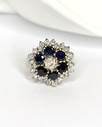 Bague Marguerite Saphirs 1 carat, Diamants 0.68 carats &amp; Or 6.59g "Loeva" - Elliade Paris