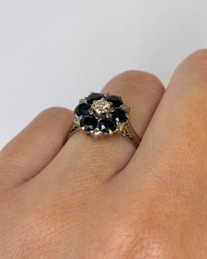Bague Marguerite Saphirs 1.20 carat &amp; 7 Diamants &quot;Ayline&quot; - Elliade Paris