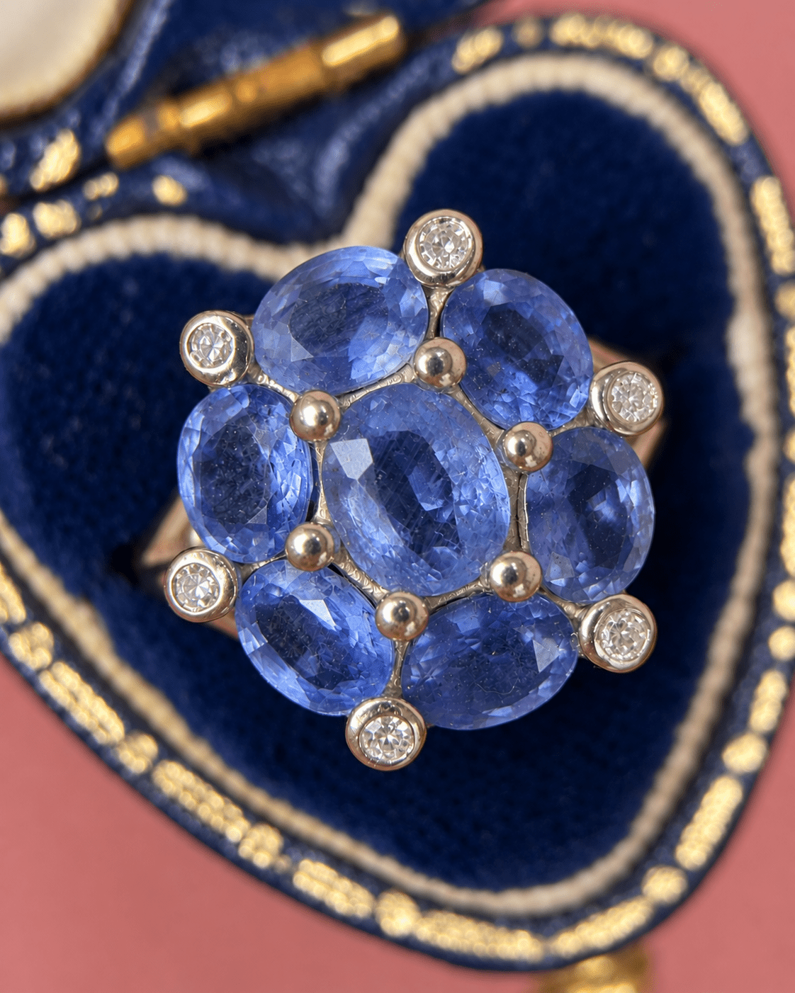 Bague Marguerite Saphirs de Ceylan 5.58 carats &amp; Diamants 5.73g "Jessica" - Elliade Paris