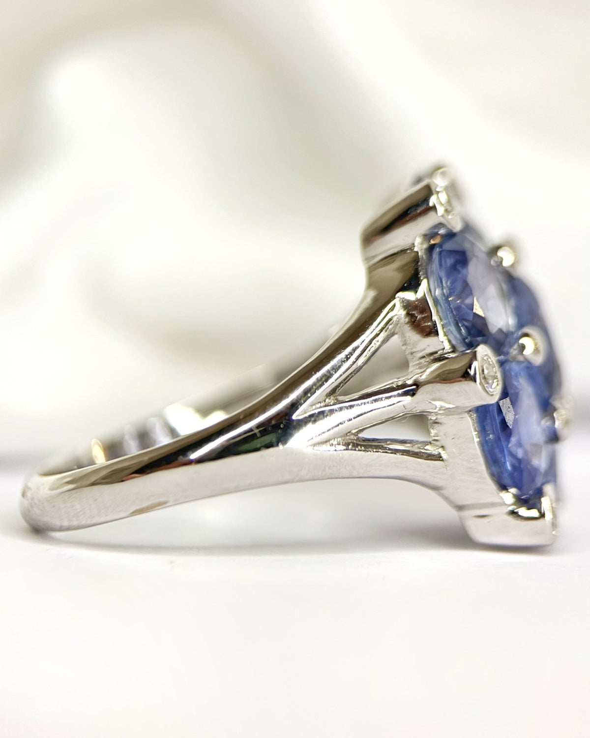 Bague Marguerite Saphirs de Ceylan 5.58 carats &amp; Diamants 5.73g "Jessica" - Elliade Paris