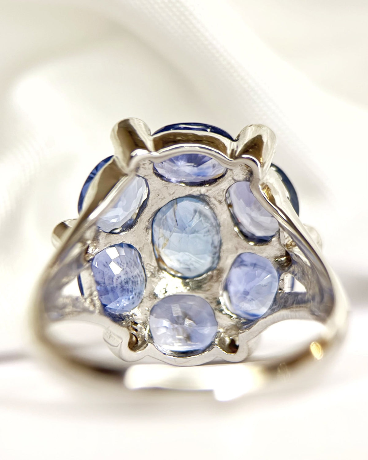 Bague Marguerite Saphirs de Ceylan 5.58 carats &amp; Diamants 5.73g "Jessica" - Elliade Paris