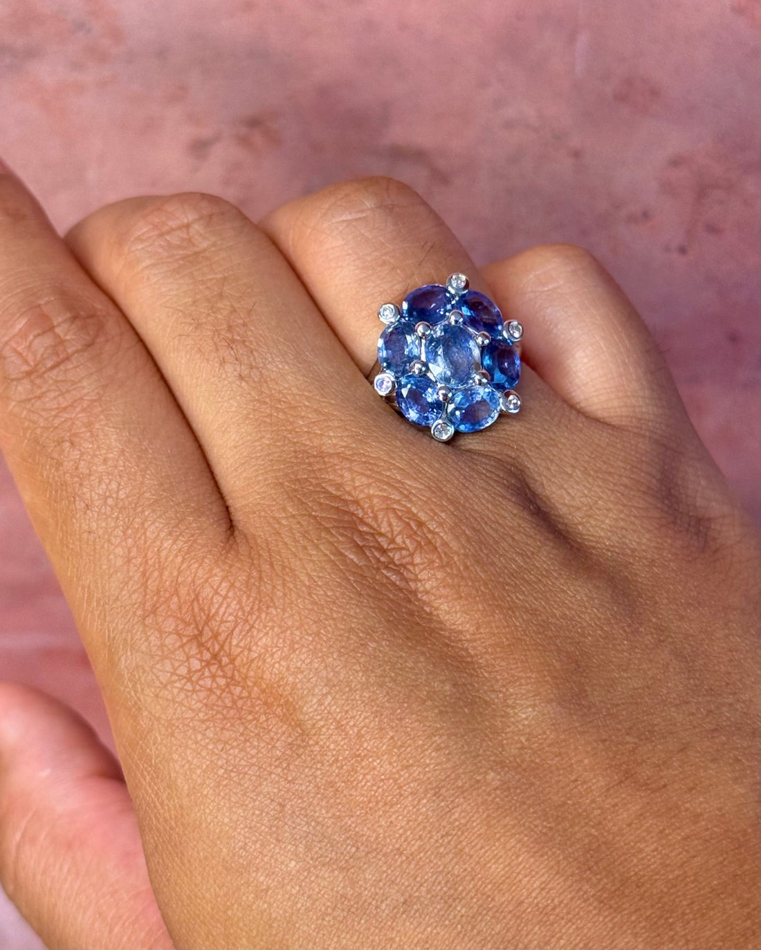 Bague Marguerite Saphirs de Ceylan 5.58 carats &amp; Diamants 5.73g "Jessica" - Elliade Paris