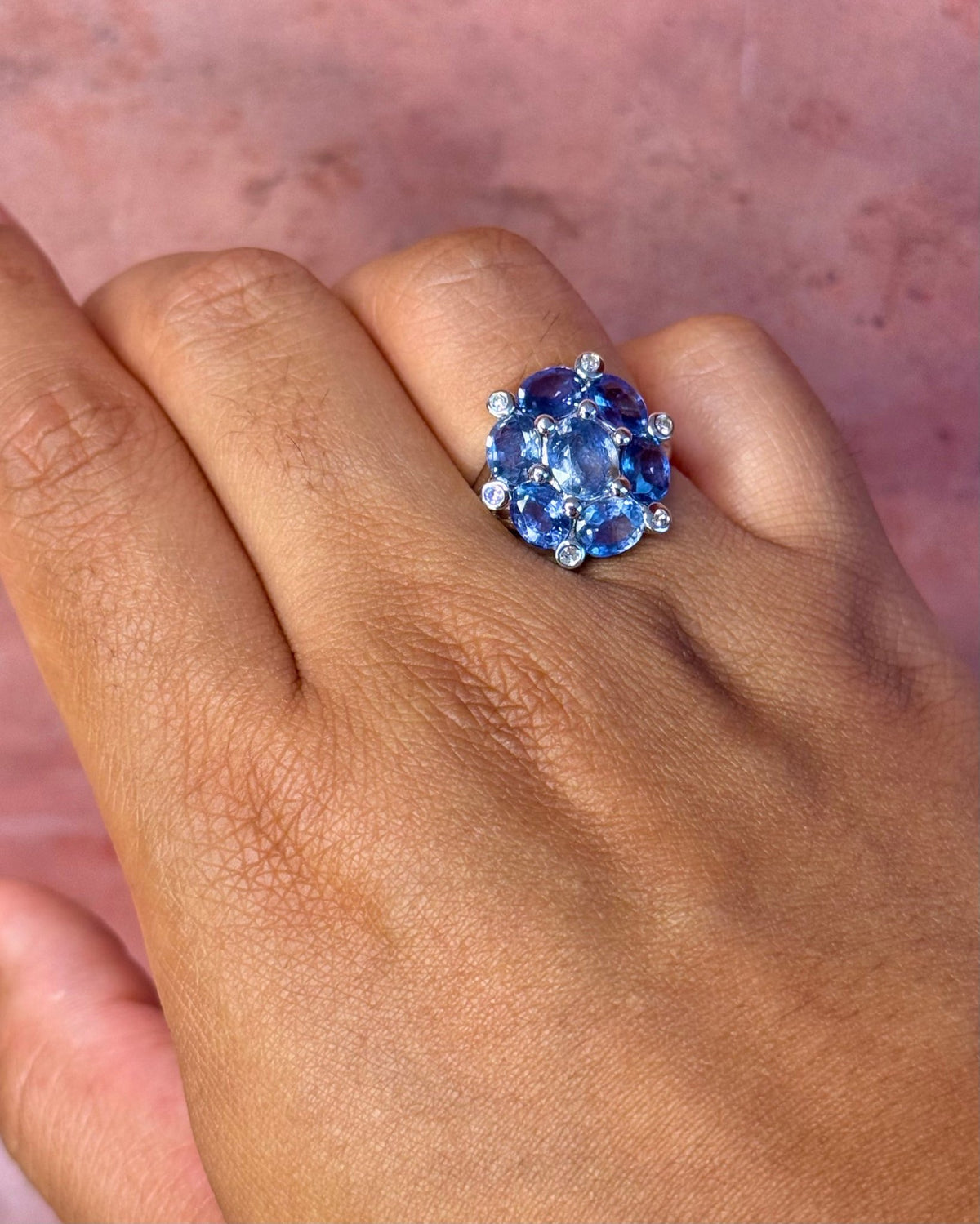 Bague Marguerite Saphirs de Ceylan 5.58 carats &amp; Diamants 5.73g "Jessica" - Elliade Paris