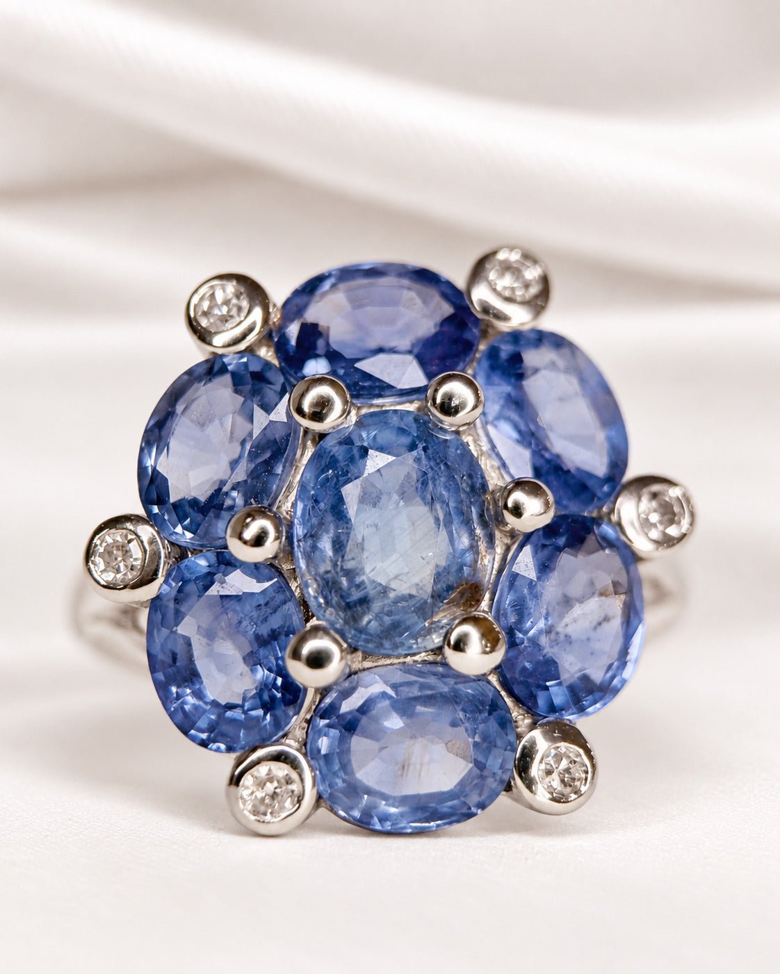Bague Marguerite Saphirs de Ceylan 5.58 carats &amp; Diamants 5.73g "Jessica" - Elliade Paris