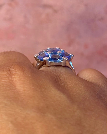 Bague Marguerite Saphirs de Ceylan 5.58 carats &amp; Diamants 5.73g "Jessica" - Elliade Paris