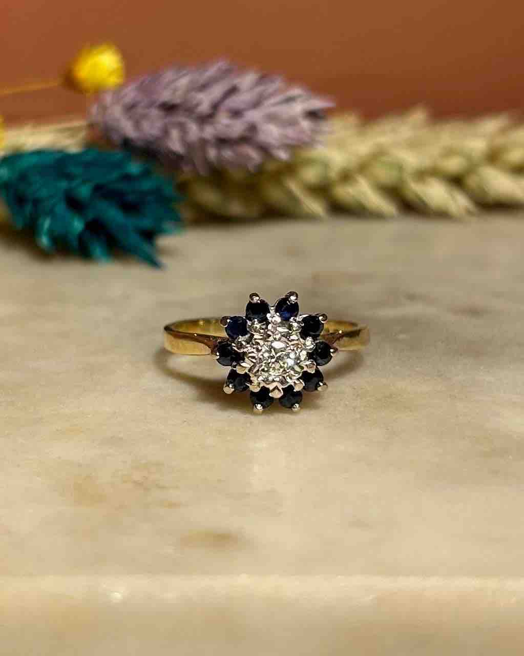 Anillo &quot;Taty&quot; con margaritas de diamantes y zafiros