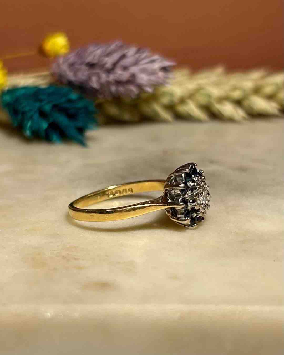 Anillo &quot;Taty&quot; con margaritas de diamantes y zafiros
