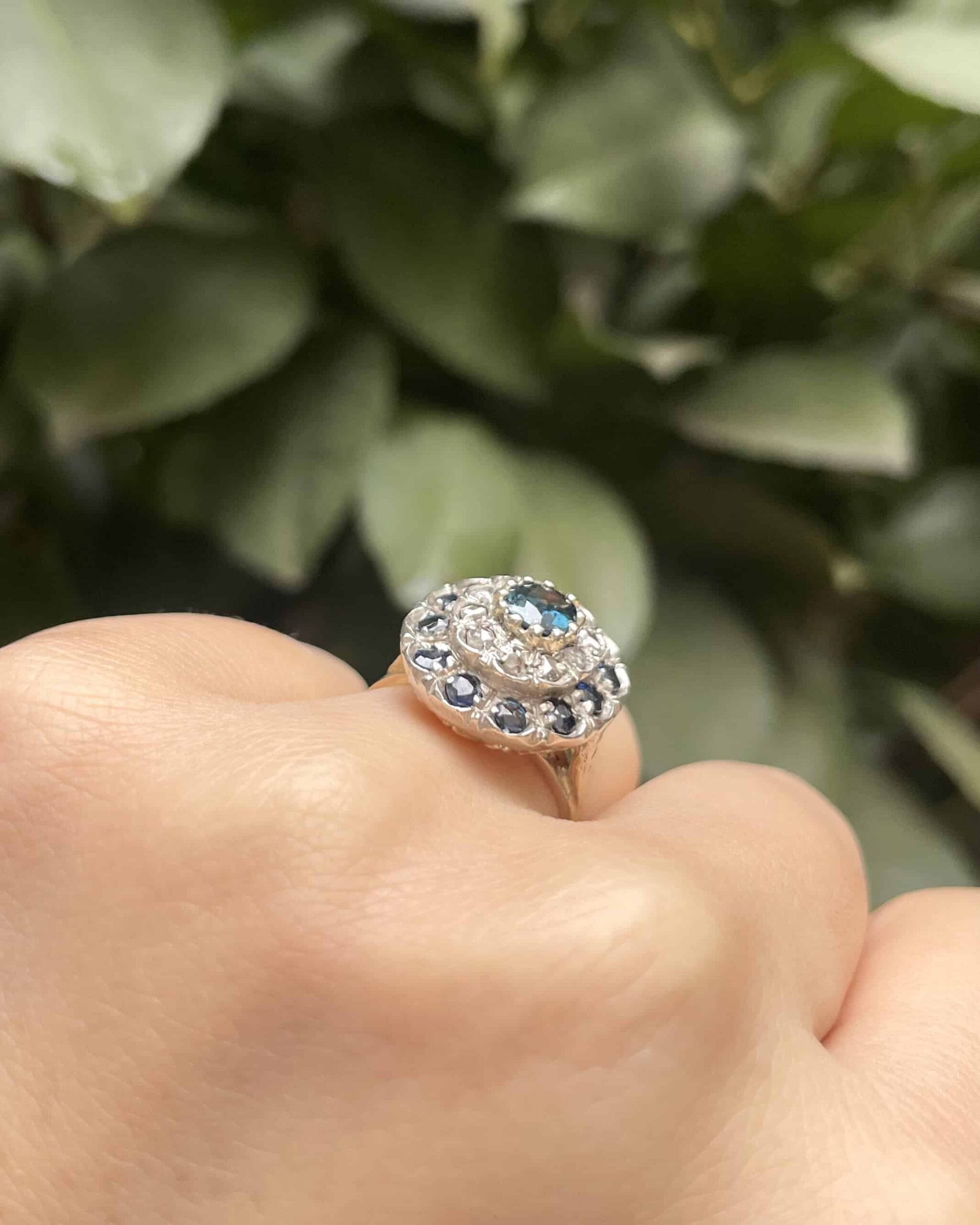 Bague Marguerite Saphirs 1.3 carat &amp; 10 Diamants "Tatiana" - Elliade Paris