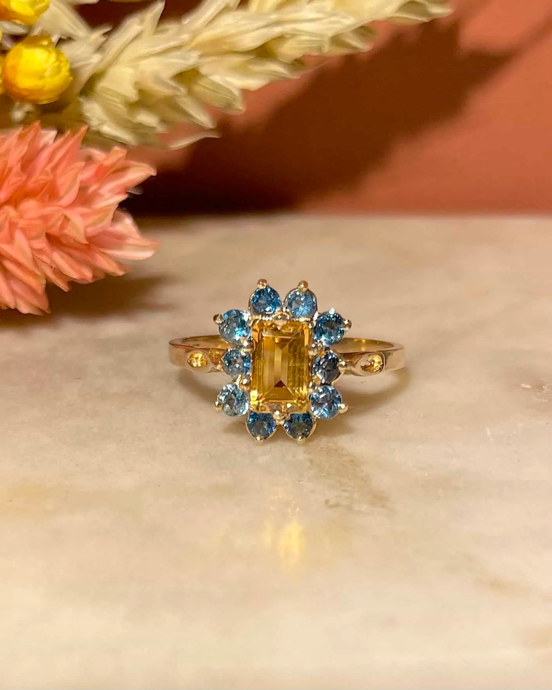 Bague Marguerite Citrine 0.50 carat &amp; 10 Topazes &quot;Meriem&quot;