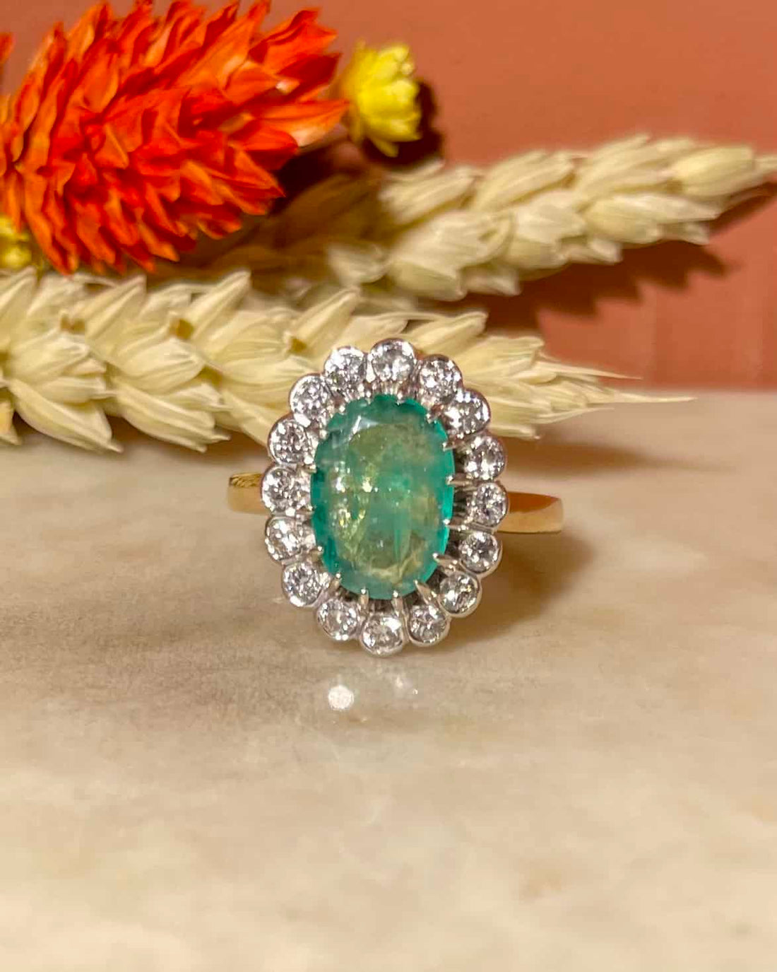 Bague Marguerite Émeraude 1.65 carat &amp; 16 Diamants &quot;Hanya&quot;