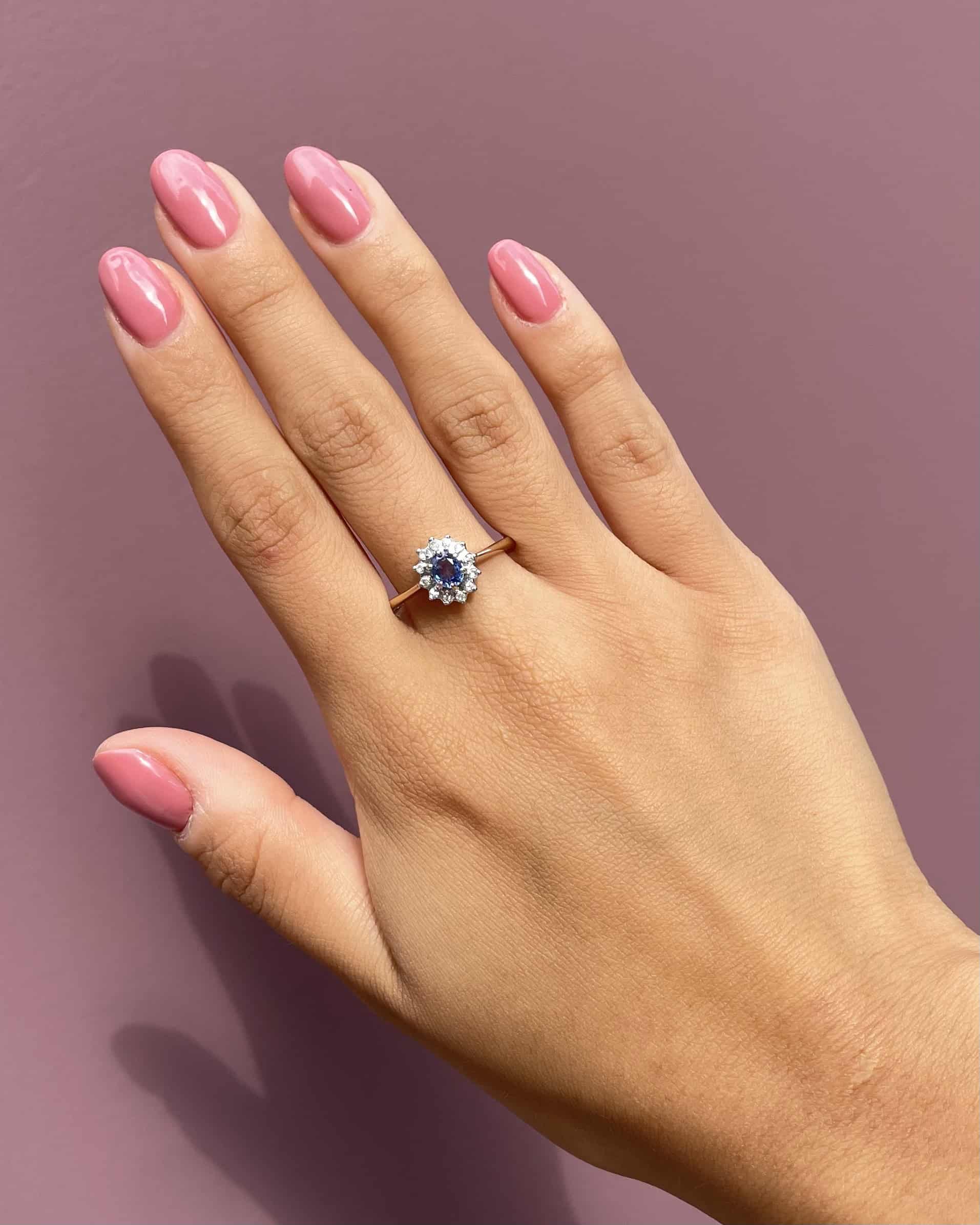 Anillo de margaritas con zafiro y diamantes "Nouchka"