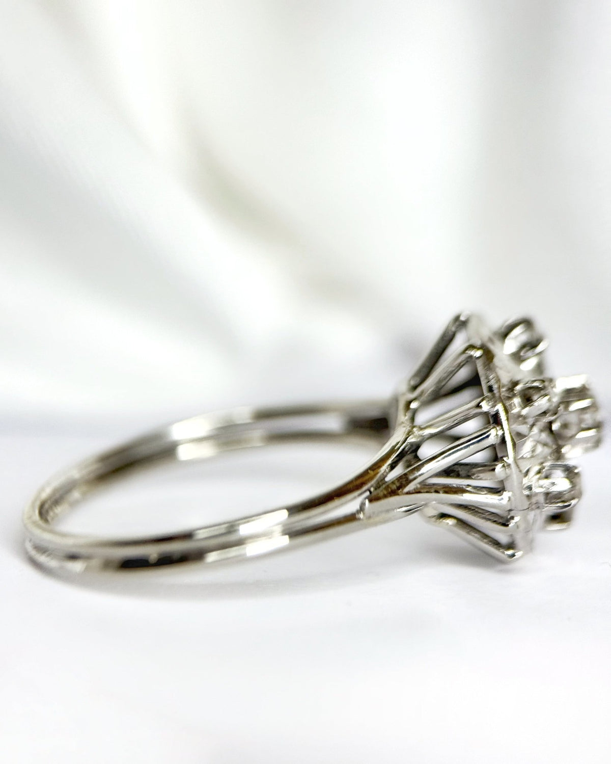 Bague Marguerite Style Art-Déco Diamants "Alexandrine" - Elliade Paris