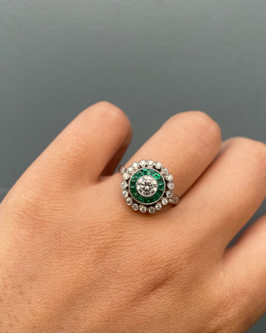 Bague Marguerite Style Art - Déco Diamants &amp; Émeraudes &quot;Gemma&quot; - Elliade Paris