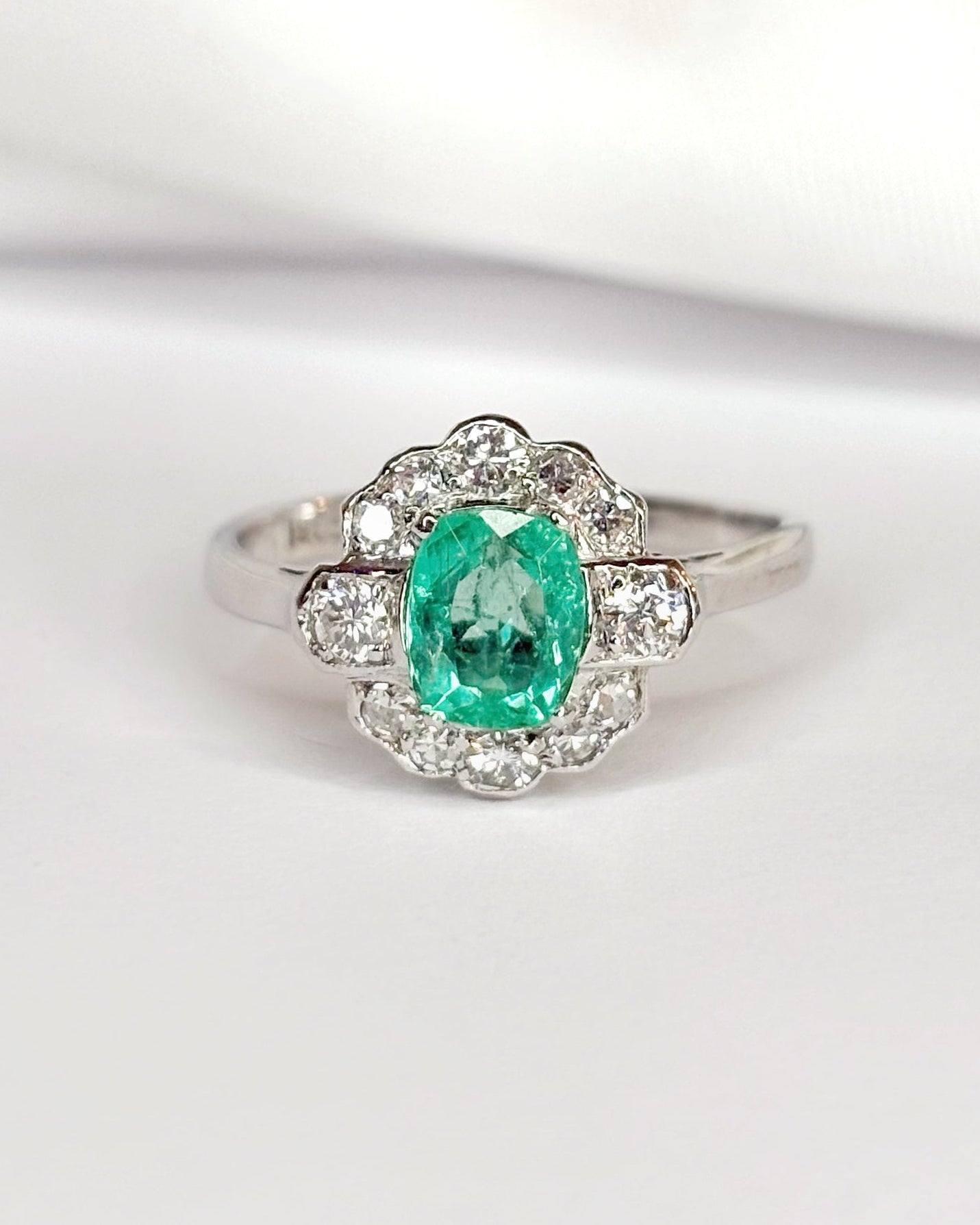 Bague Marguerite Style Art - Déco Émeraude 0.66 carat &amp; 12 Diamants "Laurina" - Elliade Paris