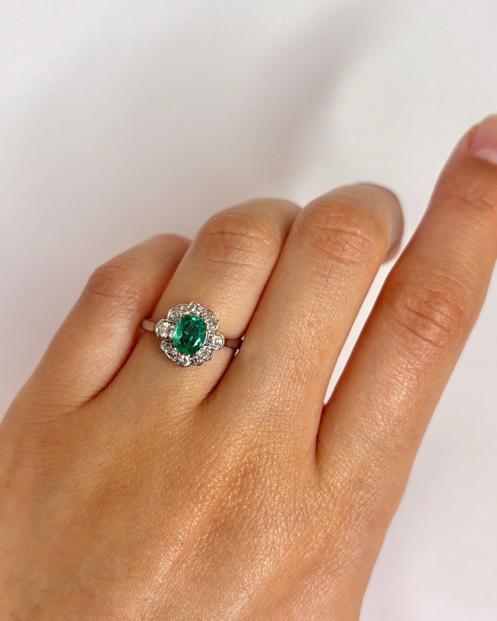 Bague Marguerite Style Art - Déco Émeraude 0.66 carat &amp; 12 Diamants "Laurina" - Elliade Paris
