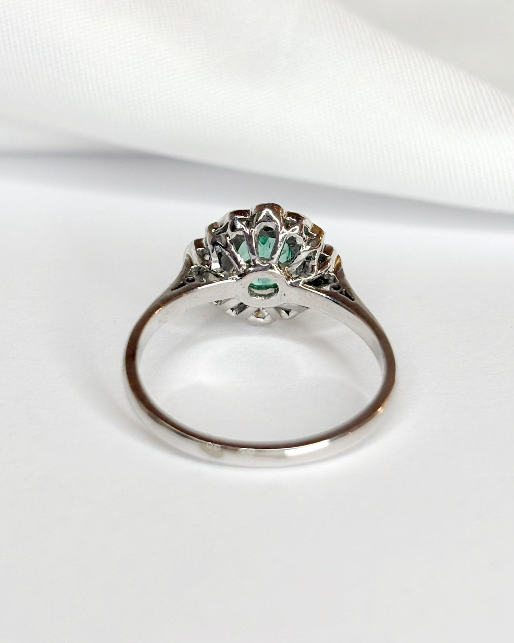 Bague Marguerite Style Art - Déco Émeraude 0.66 carat &amp; 12 Diamants "Laurina" - Elliade Paris